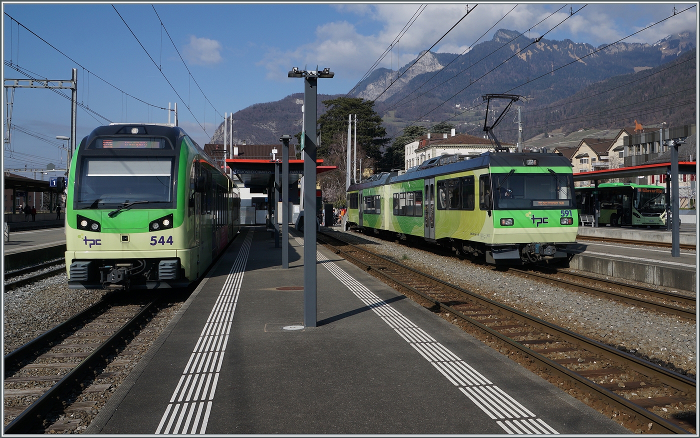 In Aigle stehen der TPC Beh 2/6 544 nach Champery und der Beh 4/8 591. Während der Beh 2/6 544 in Kürze abfährt, ist der Beh 4/8 591 aus Les Diablerets erst angekommen und wird erst in einer knappe Stunde wieder nach Les Diablerets hochfahren. 

17. Feb. 2024