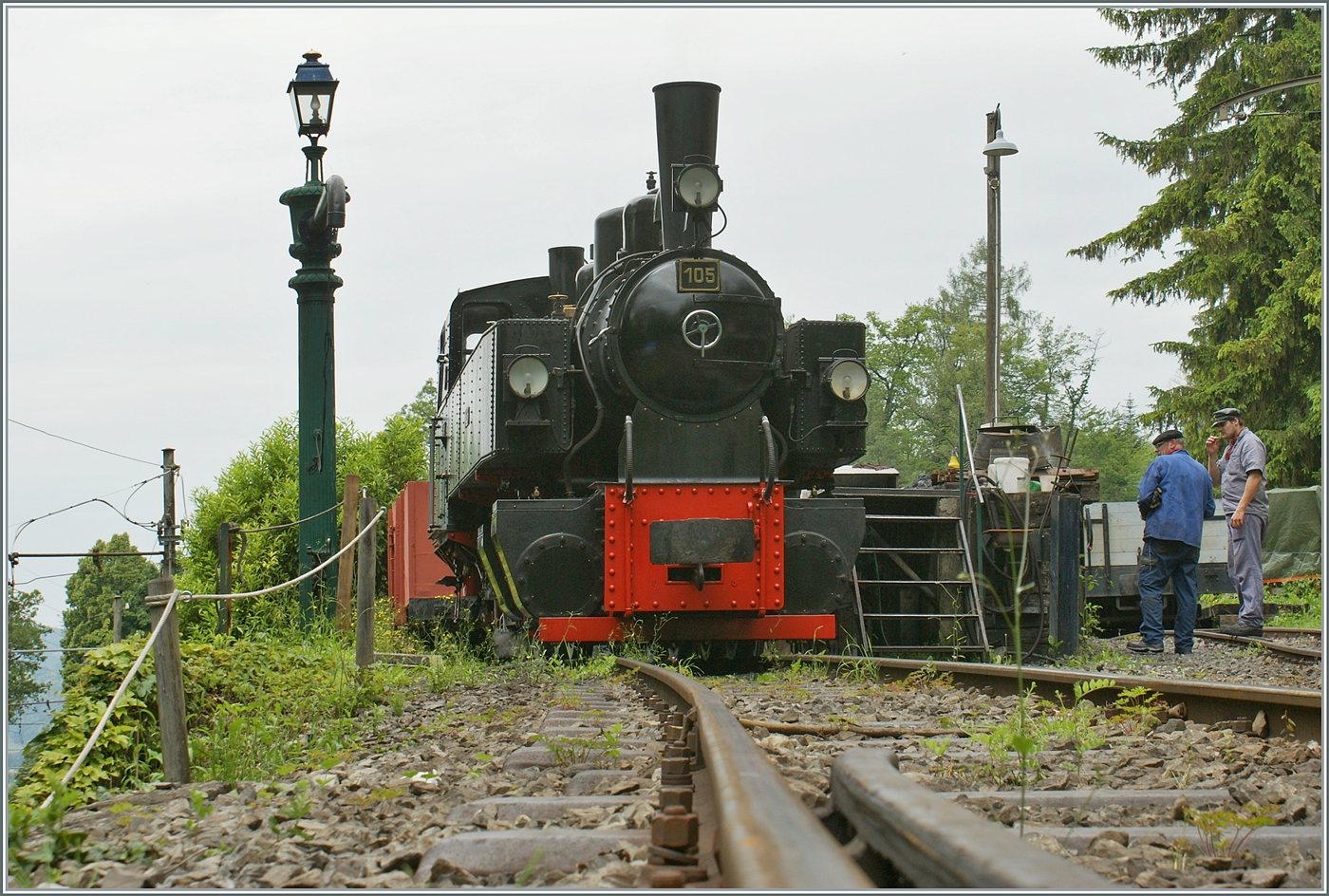 In Chaulin wird die SEG G 2x 2/2 105 der Blonay - Chamby Bahn für die nächste Fahrt mit Wasser und Kohle versorgt. 

9. Juni 2024