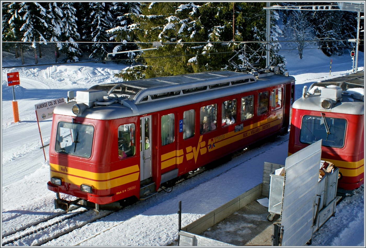 In Col de Soud begegnen sich die beiden BVB BDeh 2/4 25 (angeschnitten) und BDeh 2/4 24, erkennbar an den eckigen Frontlampen.

8. Feb. 2010