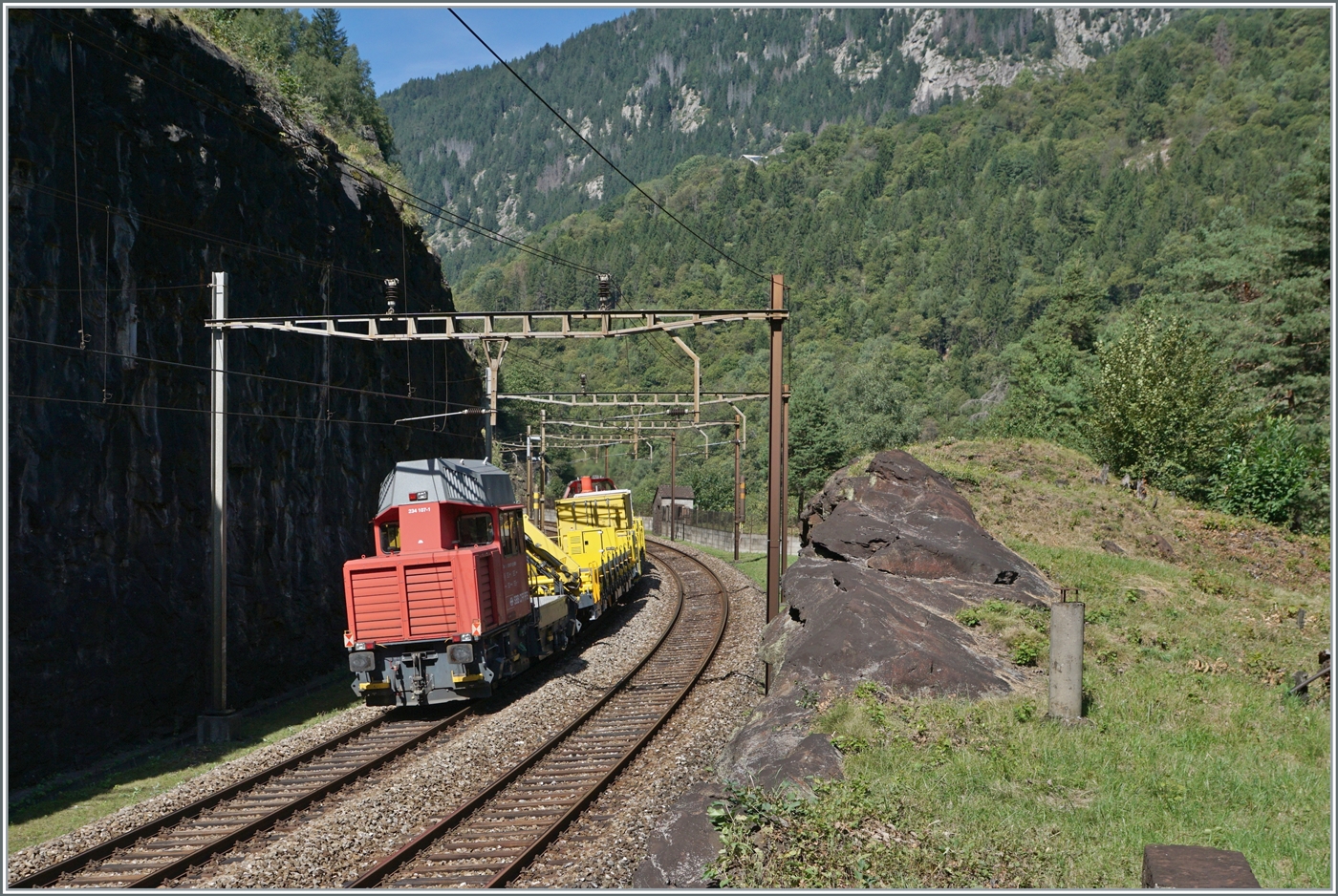 In der Gegenrichtung, also mit Blick in Richtung Norden lohnt es sich hingegen schon, ein Bild zu machen, besonders, wenn die SBB Am 840 005 neben Güterwagen auch noch den SBB 234 107-1 am Schluss ihres Zuges mitführt. Der Zug war auf dem Weg zu einer Baustelle zwischen Ambri Piotta und Airolo.

4. Sept. 2023