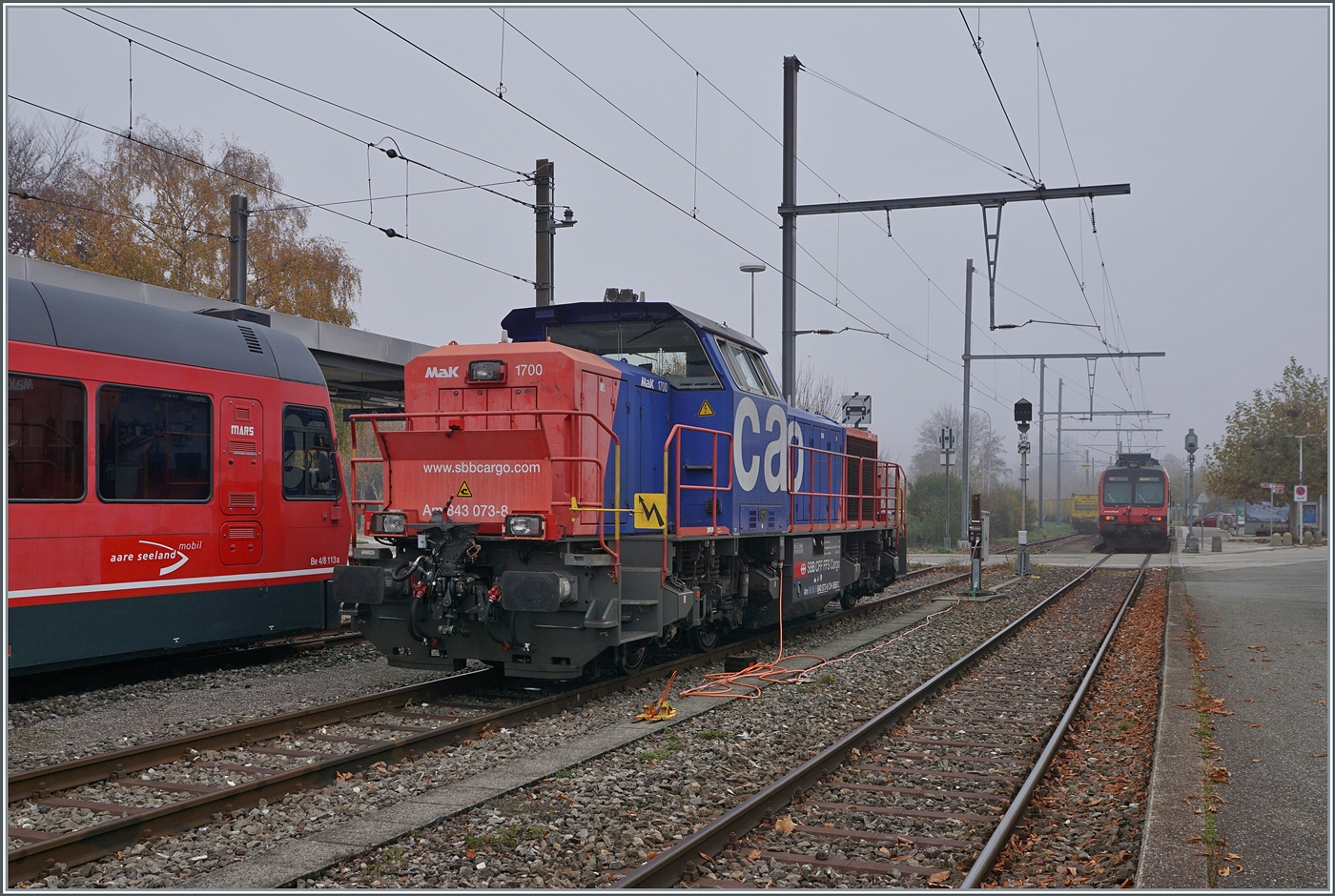 In Oensingen steht die SBB Cargo Am 843 073-8. Oensingen in verkehrstechnisch guter Lage verfügt über eine recht starken Güterverkehr, von welchem natürlich an diesem Samstag recht wenig zu sehen ist. 8. Nov. 2025