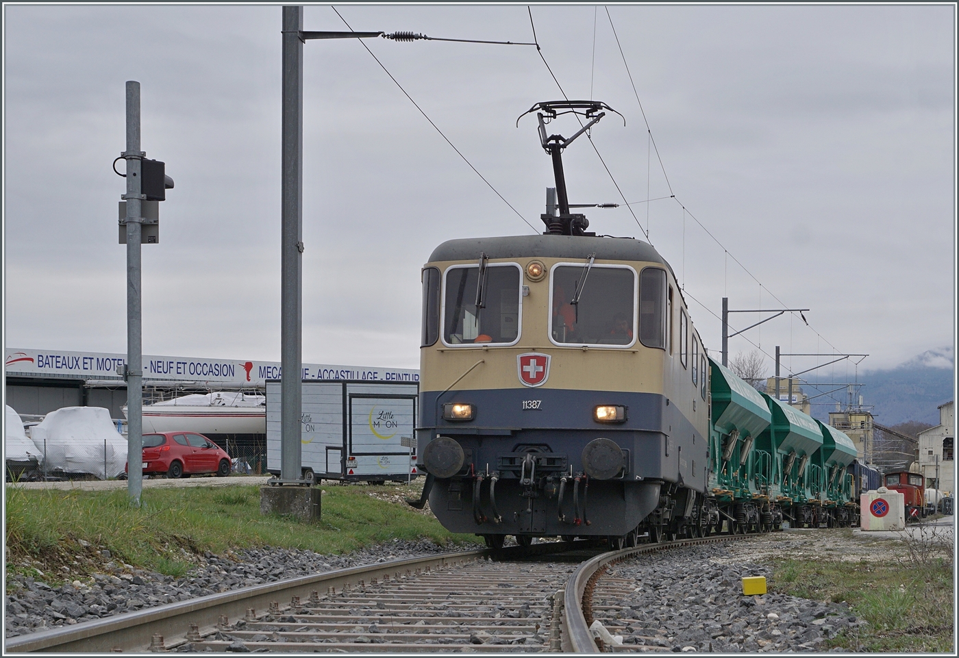 IRSI/IGE  Rheingold  Re 4/4 II 11387 (Re 421 387-2) ganz nah! Die Lok hat ihren Kieszug abgeholt und ist nun auf dem Weg zum Bahnhof von Gland. 

4. M�rz 2024