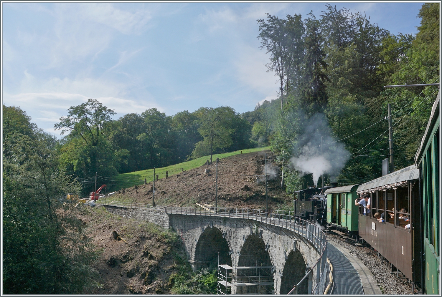 Keine  schönen  aber interessante Bilder: der Baye de Clarens Viadukt wird nun für Fr. 10 000 000.- saniert, zur Anwendung kommen bei der RhB mit Erfolg angewandte Verfahren. Der Zeit-Unterschied zwischen den beiden Bilder beträgt genau eine Woche. 

13. Aug. 2023