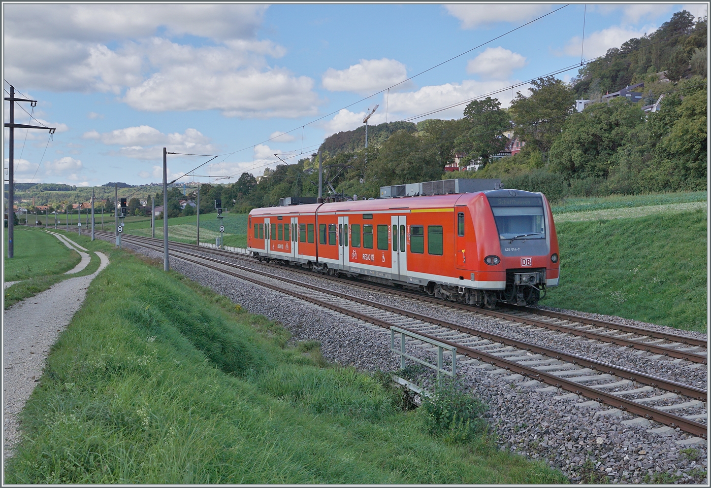 Kurz nach Bietingen ist der DB ET 426 014-7 auf der Fahrt nach Schaffhausen und erreicht in Kürze die Grenze. Interessante war die Handhabung der Corana-Masken auf diesem kurzen internationalen Streckenstück: in der Schweiz eher weniger (da keine Pflicht bestand) in Deutschland praktisch ausnahmslos wurde die Maske getragen, auch wenn sie nicht immer Nase und Mund schützte. Wobei Reise aus der Schweiz die Maskenpflicht in Deutschland ignorierten im Gengenzug Reisende aus Deutschland auch in der Schweiz die Maske trugen... 
 

19. Sept. 2022
