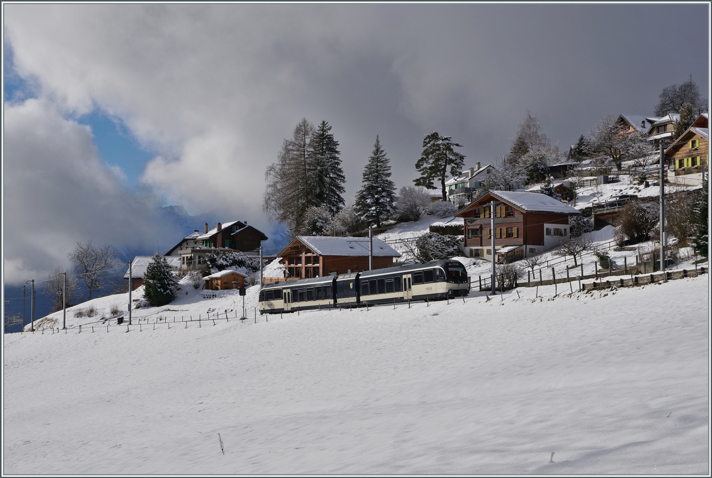 Kurz nach dem Jahreswechsel schneite es und oberhalb von 800 müM zeigte sich ein bezaubernde Winterlandschaft. Durch dieses verschneite Landschaft ist der CEV MVR ABeh 2/6 7504  Vevey  als R 34 bei Les Avants schon fast am Ziel seiner Fahrt.

3. Januar 2025