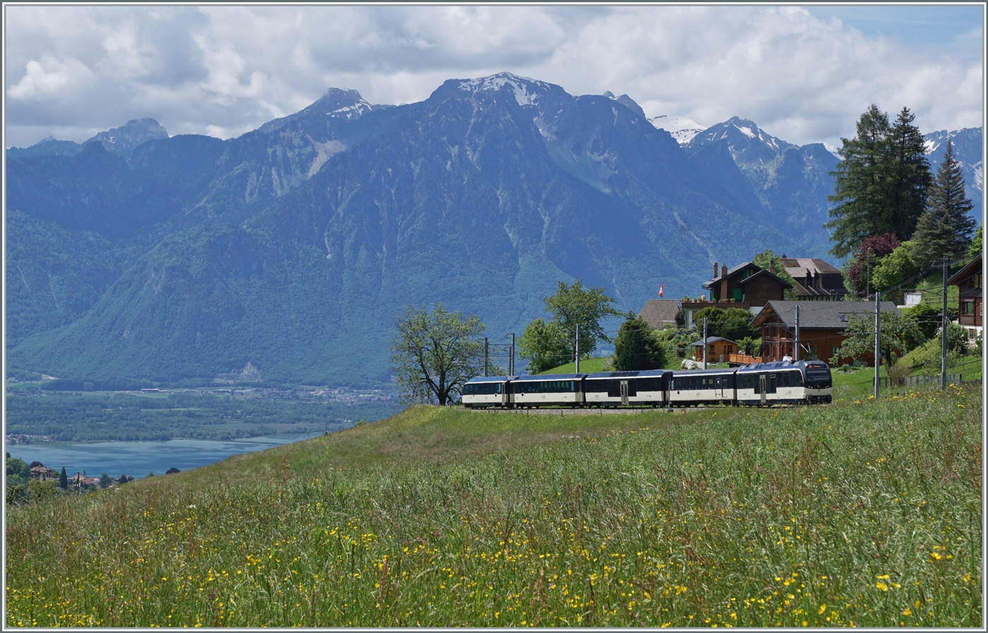 Kurz nach Les Avants ist ein MOB Be 4/4 Serie 9000  Alpina  mit seinem Regionalzug auf dme Weg nach Montreux. 

28. Mai 2024