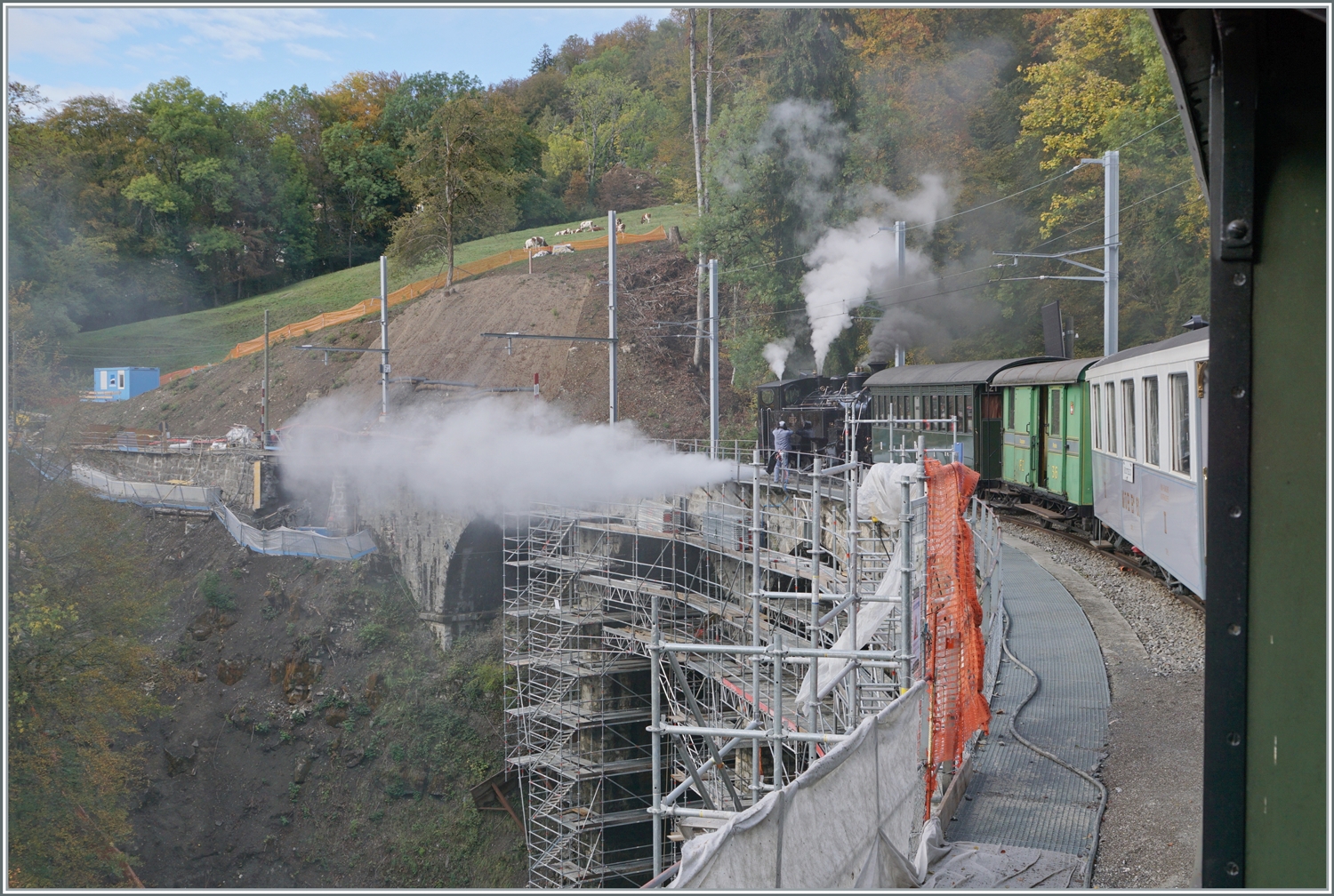  La DER de la Saison 2023  - Trotz umfangreicher Sanierungsarbeiten am Viadukt Baye de Clarens verläuft der Museumsbahnbetrieb fahrplanmässig und selbst das  Dampf ablassen  auf dem Viadukt nimmt seinen gewohnten Gang. 

28. Oktober 2023