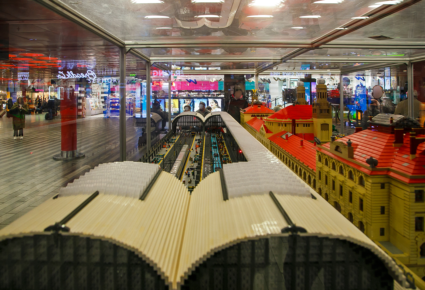 LEGO-Modell vom Hauptbahnhof Prag (Praha hlavní nádraží) am 23.11.2022. 

In der Halle des Prager Hauptbahnhofs gibt es eine kleine Bahnhofskopie aus LEGO-Würfeln. Auf einer Fläche von 15 m² steht das Modell aus mehr als 342.000 LEGO-Teilen, mit einem Gewicht von ca. 2.700 kg. Der Bau hat 2.137 Stunden benötigt. Das Modell des Prager Hauptbahnhofs wurde im Jahre 2015 von der Investitions- und Developmentgruppe CRESTYL für ihr Kaufzentrum in Kladno gebaut, wo es eine von sechs LEGO-Fabriken in der Welt gibt. Das Modell ist z.Z  in der Halle des Prager Hauptbahnhofs ausgestellt.   