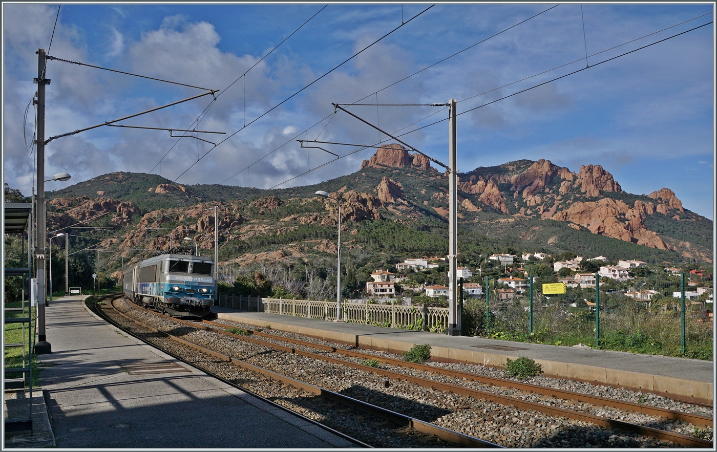 Mit einem TER von Nice nach Marseilles fährt die SNCF BB 22308 durch den Bahnhof von Anthéor und wird in einigen Minuten Saint Raphaël erreichen. 
Zugegeben ich habe etwas früh ausgelöst, aber dafür ist der Blick frei auf die schöne Landschaft der Gegend.

24. März 2025