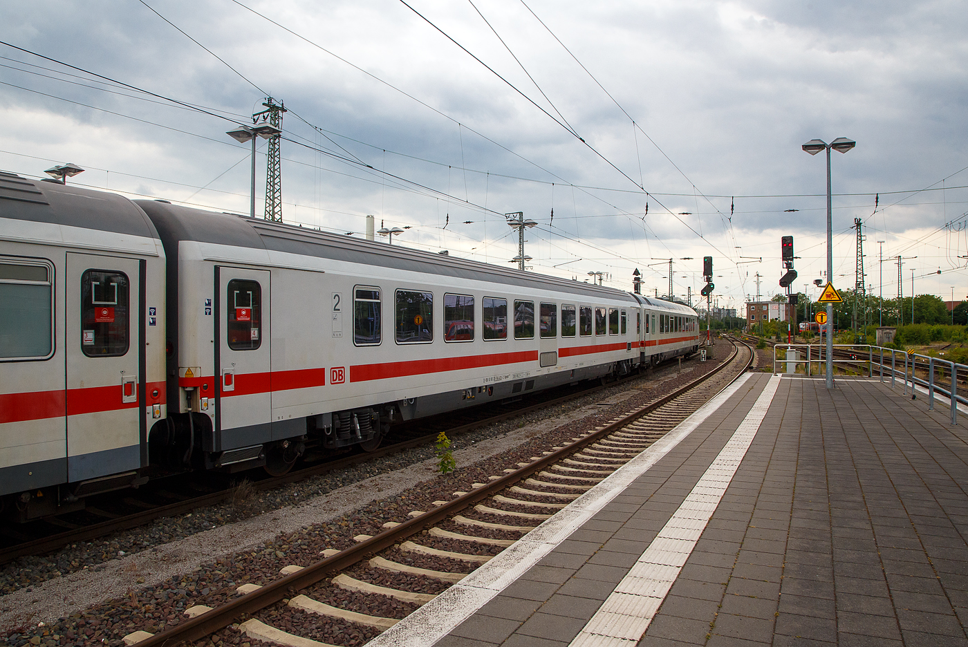 Modernisierter klimatisierter 2. Klasse InterCity- Großraumwagen D-DB 61 80 20-94 420-2, der Gattung Bpmmz 284.4 (ex Bpmz 291.2) der DB Fernverkehr AG, am 31.05.2022 eingereiht als Wagen 4 vom IC 2213 (Ostseebad Binz - Hamburg - Köln Messe/Deutz - Mainz – Stuttgart) im Hbf Münster (Westf.).

TECHNISCHE DATEN: 
Baujahr: 2001, Modernisierung 2015/16
Anzahl: 154
Spurweite: 1.435 mm 
Länge über Puffer:  26 400 mm
Wagenkastenlänge:  26.100 mm
Wagenkastenbreite:  2.825 mm
Höhe über Schienenoberkante: 4.050 mm
Drehzapfenabstand:  19.000 mm
Achsstand im Drehgestell:  2.500 mm
Drehgestellbauart: Minden-Deutz 523
Leergewicht: 45 t
Höchstgeschwindigkeit:  200 km/h
Zulassungen für: D, A und CH
Sitzplätze: 80 (2.Klasse)
Abteile: 1 Großraum, sowie 2 Gepäckbereiche
Toiletten: 2 (geschlossenes System)
Bremsbauart: KE-GPR-Mg (D) [ep] [NBÜ]
