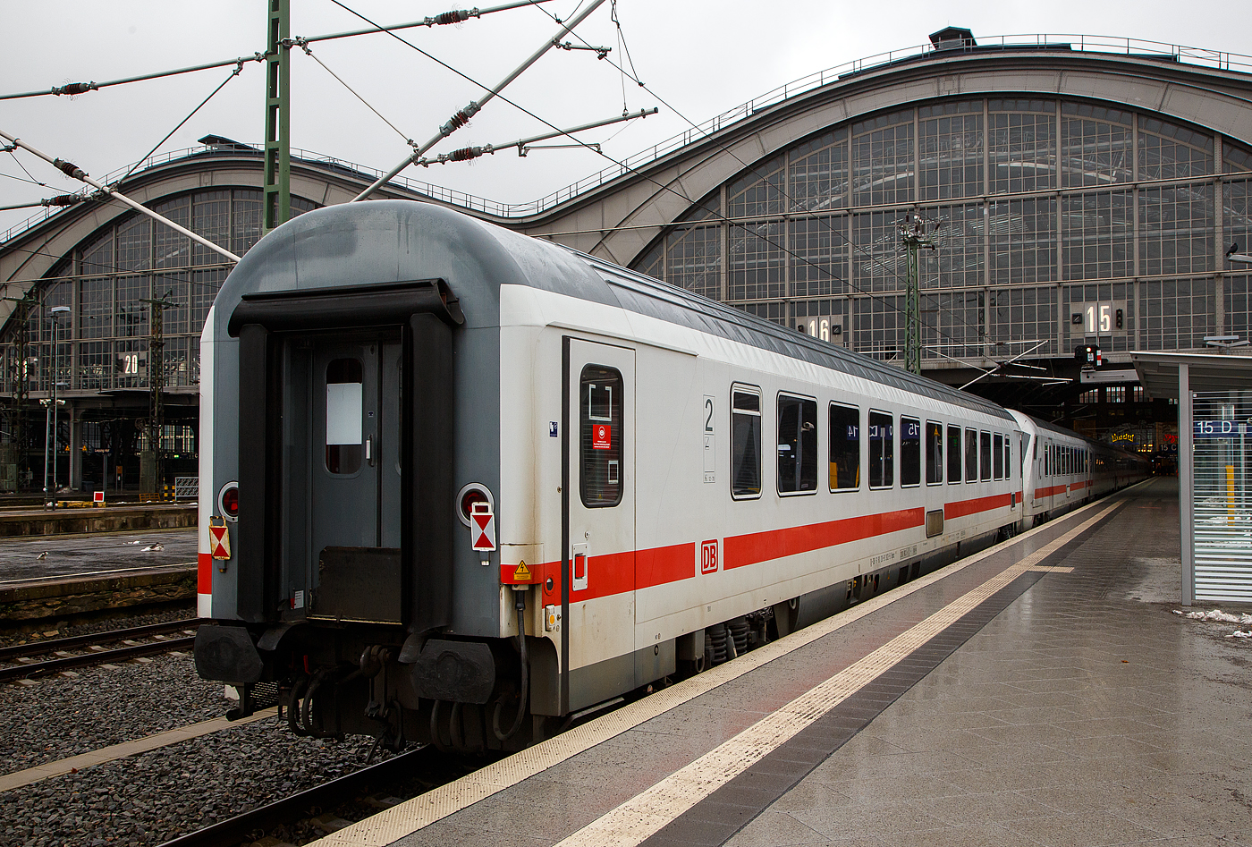 Modernisierter klimatisierter 2. Klasse InterCity-Gro�raumwagen D-DB 61 80 20-91 302-5, der Gattung Bpmz 294.3 (ex 61 80 20-90 007-1 Bpmz 291.3) der DB Fernverkehr AG, am 06.12.2022 Hauptbahnhof Leipzig.

Der m-Wagen wurde 1981 von LHB (Linke-Hoffmann-Busch) in Salzgitter –Watenstedt als Schnellzugwagen der Gattung Bpmz 291.3 gebaut und an die Deutschen Bundesbahn geliefert. Im AW Neum�nster erfolgte 2003 der Umbau in den heutigen Bpmz 294.3 Wagen.

TECHNISCHE DATEN: 
Baujahr: 1981, Modernisierung 2003
Spurweite: 1.435 mm 
L�nge �ber Puffer:  26 400 mm
Wagenkastenl�nge:  26.100 mm
Wagenkastenbreite:  2.825 mm
H�he �ber Schienenoberkante: 4.050 mm
Drehzapfenabstand:  19.000 mm
Achsstand im Drehgestell:  2.500 mm
Drehgestellbauart: Minden-Deutz 523
Leergewicht: 46 t
H�chstgeschwindigkeit:  200 km/h
Sitzpl�tze: 80 (2.Klasse)
Abteile: 1 Gro�raum, sowie 2 Gep�ckbereiche
Toiletten: 2 (geschlossenes System)
Bremsbauart: KE-GPR-Mg (D) [ep] [NB�]
