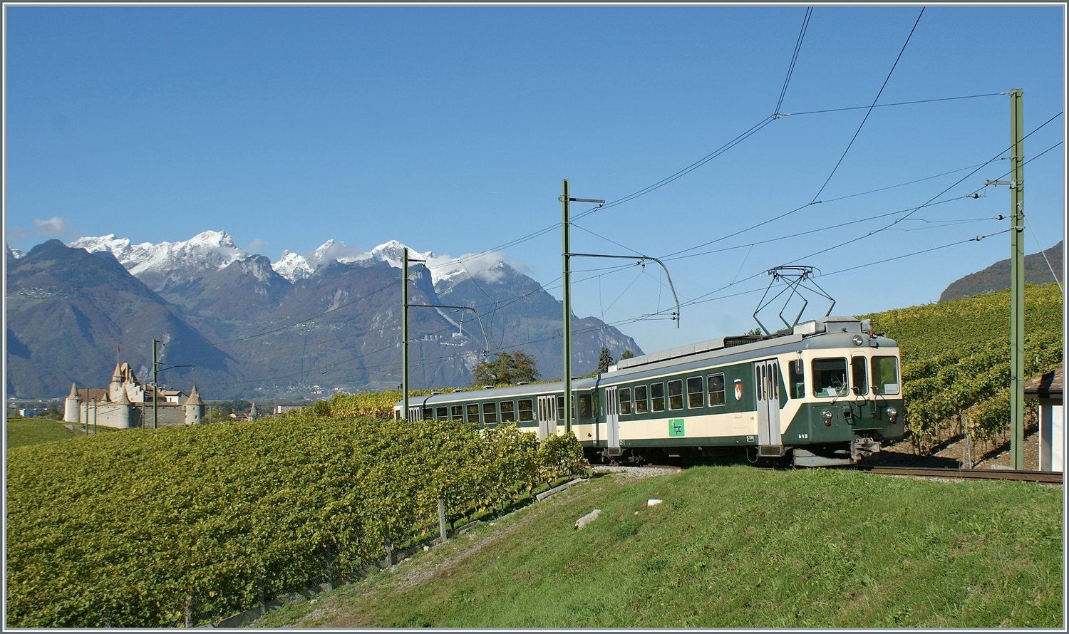 Nachdem sich zwei ASD Triebwagen etwas brüsk zu nahe kommen sind, fand die ASD mit dem LEB Be 4/4 N° 26 und Bt 151 eine Lösung, um die drei an Winterwochenende erforderlichen Umläufe abdecken zu können. Hier ist die LEB Garnitur als ASD Regionalzug 436 oberhalb von Aigle unterwegs.

21. Okt. 2010 