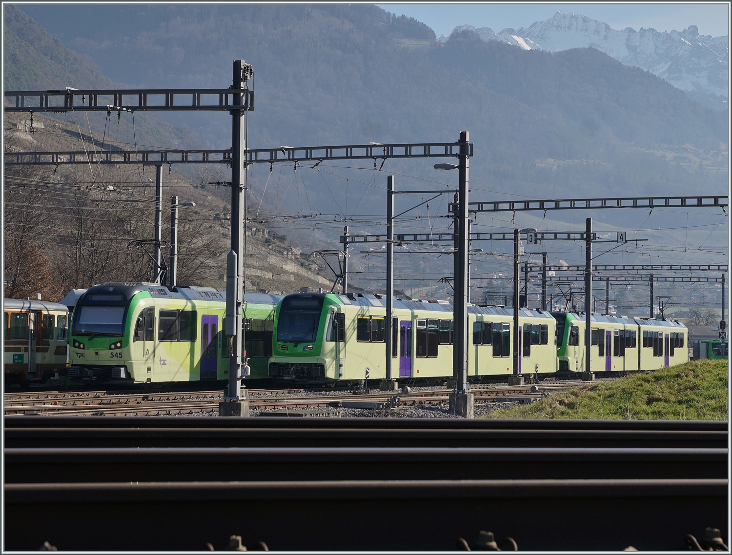 Noch einmal die neuen ABe 4/8, diesem im direkten Vergleich zum Beh 2/6 545 im TPC Dépôt En Châlet bei Aigle. 

4. Feb. 2024 