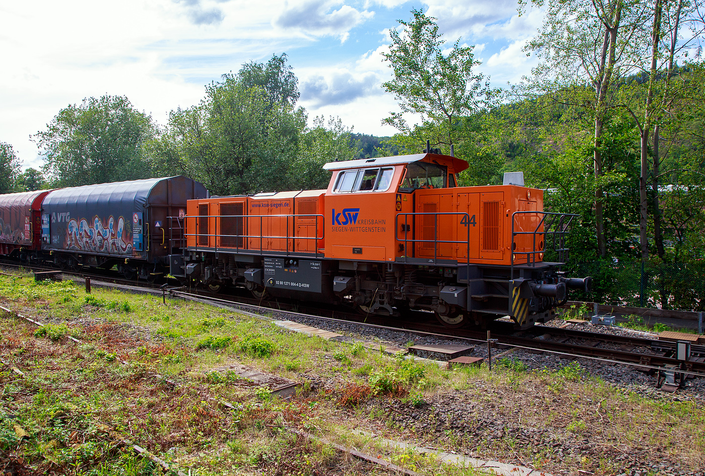 Nun fährt am 12.07.2023 die KSW 44 (92 80 1271 004-4 D-KSW) eine MaK G 1000 BB der KSW (Kreisbahn Siegen-Wittgenstein) mit einem Coilzug vom Bahnhof Herdorf weiter. Von hier geht es gleich auf den KSW Rbf (Betriebsstätte Freien Grunder Eisenbahn - NE 447) und ohne Halt direkt weiter nach Neunkirchen-Salchendorf zum Pfannenberg (ehemals Grube Pfannenberger Einigkeit), wo sich heute die Produktionshallen der EMW Stahl Service GmbH, ein Geschäftsbereich der SCHÄFER WERKE Gruppe befinden. Schon heute werden 300.000 Tonnen Stahl pro Jahr über die Schiene angeliefert, zukünftig sind sogar 600.000 Tonnen geplant.

Die Lok 44 wurde 2003 unter der Fabriknummer 1001462 bei Vossloh gebaut und am 05.01.2004 an die SK - Siegener Kreisbahn GmbH geliefert, welche ab Ende 2004 nun als Kreisbahn Siegen-Wittgenstein (KSW) firmiert.

Die G 1000 ist eine vierachsige dieselhydraulische Lokomotive
für den schweren Rangier- und leichten Streckendienst. Die zuverlässige Vielzwecklokomotive ist mit modernster Technik ausgestattet und erfüllt daher die neuesten Vorschriften des Unfallschutzes. Die Anwendungsbreite der Lokomotive reicht vom leichten Rangierdienst in Einzeltraktion über den Einsatz als Streckenlokomotive in Mehrfachtraktion bis hin zum schweren Rangierdienst.

Mit der MaK G 1000 BB wird seit dem Jahr 2002 eine Lok für den Leistungsbereich unterhalb der G 1206 angeboten. Sie basiert auf der G 800 BB, von der außer dem kompletten Fahrwerk und Rahmen auch das Führerhaus und der hintere Vorbau übernommen wurden. Deutlich anders ist dagegen der vordere Vorbau, in dem Platz für den größeren Dieselmotor geschaffen wurde.

Technische Daten
Spurweite: 1435 mm
Achsfolge: B´B´
Länge über Puffer: 14.130 mm
Drehzapfenabstand: 6.700 mm
Radsatzabstand im Drehgestell: 2.400 mm
größte Breite: 3.080 mm
größte Höhe über Schienenoberkante: 4.225 mm
Raddurchmesser neu: 1.000 mm
kleinster befahrbarer Gleisbogen: 60 m
Dienstgewicht: 80 t
Bremse: Radscheibenbremse (Knorr), auf alle Räder wirkend
hydrodynamische Bremse
Bremsgewichte G/P: 65 t/96 t
Kraftstoffvorrat: 3000 l
Motor: MTU 8V 4000 R41L
Leistung: 1.100 kW (1.475 PS) bei 1.860 U/min
Strömungsgetriebe: Voith L4r4
Höchstgeschwindigkeit: 100 km/h 