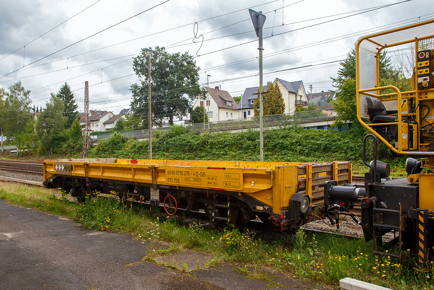 Nun haben die Anhänger H 27 (Anhänger zu den GAF 100) bei der DB eine eigene Baureihenbezeichnung und zwar BR 771. Auch die ganzen Gleiskraftwagenanhänger (H27 und die Kla´s) haben nun UIC-Nummer bekommen, sie werden eingereiht unter 99 80 9750 xxx.

Der Gleiskraftwagenanhänger H27, Schweres Nebenfahrzeug Nr. D-DB 99 80 9750 276-4 (Anhängerfahrzeug BR 771 725) der DB Netz AG ist am 13.08.2023 in Kreuztal abgestellt. Davor und daran gekuppelt das Gleisarbeitsfahrzeug GAF 100 R - DB 741 131 (Schweres Nebenfahrzeug Nr. 99 80 9420 037-0, ex 97 17 50 011 18-3).

Der H 27 (Anhänger zu GAF 100) wurde von der GBM (Gleisbaumechanik Brandenburg/H. GmbH) gebaut.

Der GBM beschreibt dieses Fahrzeug wie folgt:
Der Anhänger H 27 wurde im Zusammenhang mit den Nebenfahrzeugen der Gleisbaumechanik Brandenburg entwickelt und ist in Ladeflächenhöhe, Kupplungsausführung sowie Energie - und Pneumatikanschlüssen diesen angepasst. Eine Anpassung an weitere Gerätesysteme ist nach Kundenwunsch möglich. Der Anhänger H 27 dient dem Transport von Baumaschinen, er ist aber auch gut für das Transportieren von Stückgut, Kleinteilen und Schienen geeignet. Der H 27 ist mit einem Paar einhängebarer Auffahrrampen ausgerüstet. Die Montage der Auffahrrampen kann mit 2 Personen realisiert werden. In seinen Abmessungen erfüllt er die Anforderungen nach EBO, Anlage 8. Der H 27 hat eine Spurweite von 1.435 mm. Der Fußboden des H 27 ist so dimensioniert, daß ein Befahren mit Gabelstaplern mit einer Radlast von 30 kN möglich ist. Zu den Fahrzeugenden hin ist der Fußboden geneigt ausgeführt. Dadurch verringert sich die Fußbodenhöhe von 1.000 mm über Schienenoberkante im mittleren Bereich auf 700 mm über Schienenoberkante. Durch angelegte Auffahrrampen ist es möglich, auf den H 27 mit Baumaschinen zu fahren.

Technische Daten Gleiskraftwagenanhänger:
Achsanzahl: 2
Achsabstand: 6.000 mm
Länge über Puffer: 9.750 mm
Höchstgeschwindigkeit: 100 km/h (vorgestellt 80 km/h)
Eigengewicht: 9,3 t
Zul. Anhängelast: 40 t
Nutzlast : 25,0 t