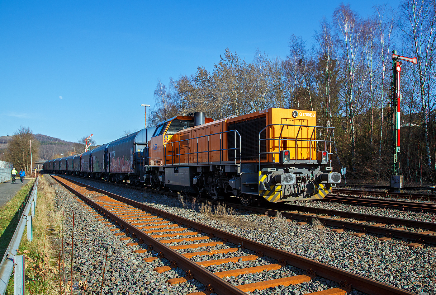 Nun hat der lange Übergabezug der KSW am 03.03.2023 im Bahnhof Herdorf Signal Hp 2 (Langsamfahrt) und die Fahrt nach Dillenburg kann beginnen. Es wird im Sandwich gefahren, vorne zieht die KSW 42 (92 80 1277 902-3 D-KSW), eine Vossloh MaK G 1700 BB und von hinten (hier im Bild) drückt die KSW 46 bzw. 277 807-4 (92 80 1277 807-4 D-KSW), eine Vossloh G 1700-2 BB. Übrigens ist Vollmond, den man hier auch gut sehen kann.

Da dieser Zug eine beachtliche Länge hat, und die Gleislänge im KSW Rbf nicht ausreicht, muss im Bahnhof Herdorf gekuppelt werden. Eigentlich würde sie einfach via Betzdorf nach Kreuztal fahren, aber der Abschnitt Herdorf – Betzdorf bleibt, nach dem Felssturz am 23.12.2022 in Herdorf, bis voraussichtlich zum kleinen Fahrplanwechsel am 09. Juni 2023 gesperrt.