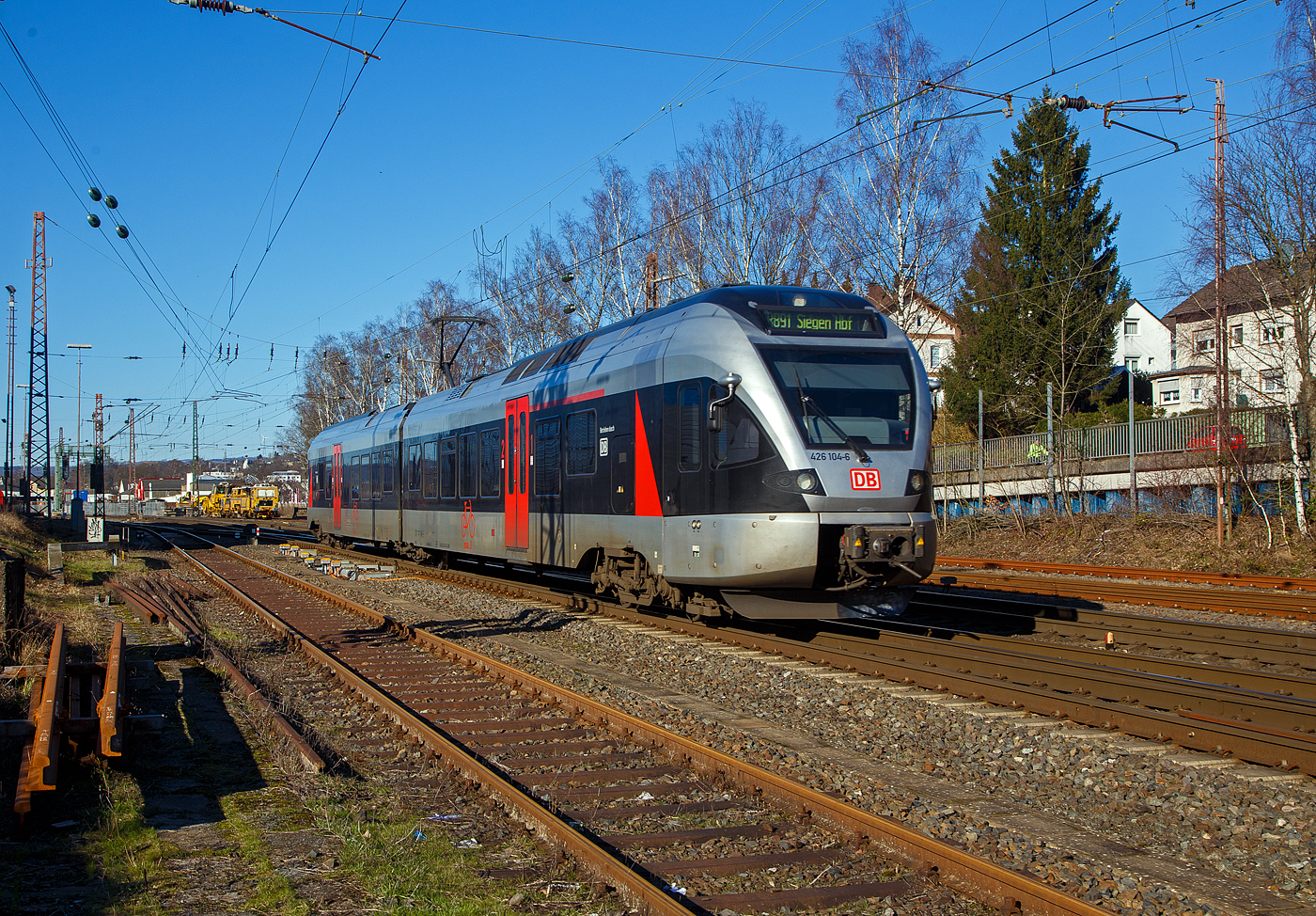 Nun mit DB-Logo....
Der für die DB Regio NRW fahrende 2-teilige Stadler FLIRT – 426 104-6 / 826 104-2 (94 80 0826 104-2 D-DB / 94 80 0426 104-6 D-DB), ex Abellio Rail NRW - ET 22 2105, hat am 13.02.2023, als RB 91  Ruhr-Sieg-Bahn  Hagen – Siegen, den Bahnhof Kreuztal verlassen und fährt weiter in Richtung Siegen.

Nach der Insolvenz der Abellio Rail NRW GmbH übernahm, zum 01.02.2022 die DB Regio NRW das Ruhr-Sieg-Netz (RE 16 und RB 91) und auch die Stadler FLIRT dieser Linie. Wobei die Triebzüge der CBRail Leasing s.à.r.l. (Luxembourg) gehören und nun weiter von der DB Regio geleast sind.

Der Triebzug wurde 2007 von Stadler Pankow GmbH in Berlin unter den Fabriknummer 37662 gebaut.
