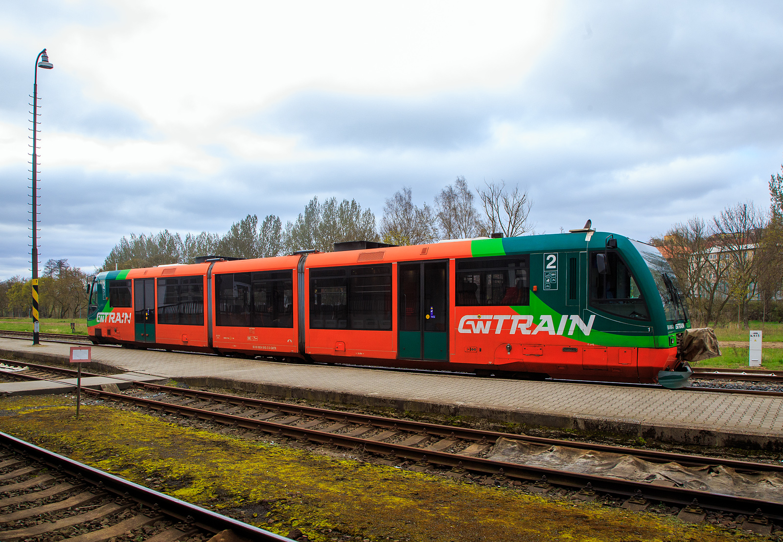 Nun steht der DUEWAG RegioSprinter 654 045-3 (95 80 0654 045-3 D-GWTR) der GW Train Regio a.s., ex VT 45 der Die Länderbahn, am 18.04.2023, als GW 7109 nach Marianske Lazne (Marienbad) via Becov nad Teplou(Petschau) im Bahnhof Karlovy Vary dolní nádraží (Karlsbad unterer Bahnhof) zur Abfahrt bereit.

Der RegioSprinter wurde 1997 von DUEWAG (Düsseldorfer Waggonfabrik AG) im Werk Uerdingen unter der Fabriknummer 91699 gebaut und an die Regental Bahnbetriebs-GmbH geliefert. Im Mai 2017 wurde er an die GW Train Regio nach Tschechien verkauft, ist aber weiterhin in Deutschland eingestellt. Vor der Inbetriebnahme in Tschechien wurde eine Modernisierung bei CZ Loko durchgeführt.
