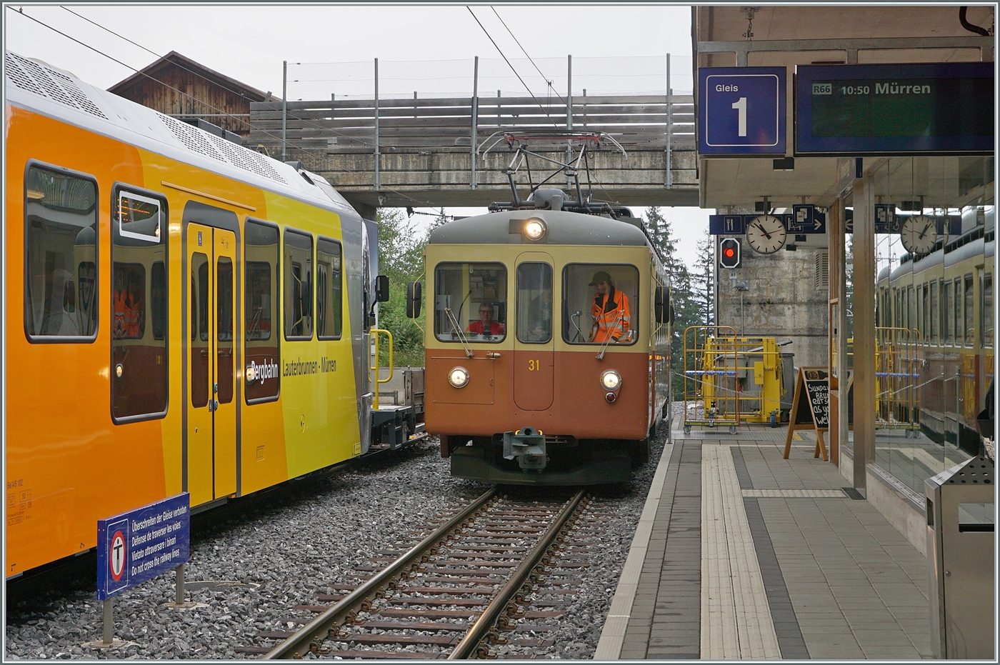 Nur einen kurzen trüben Sommer lang verkehrte die BLM im  Mischbetrieb, d.h. mit dem neuen BLM Be 4/6 101 und 102 sowie den Be 21, 23 und 31. Das Bild zeigt den in Winteregg ankommenden Be 4/4 31 LISI, welcher sich im Be 4/6 und in de neune Station spiegelt. 

23. Juli 2024