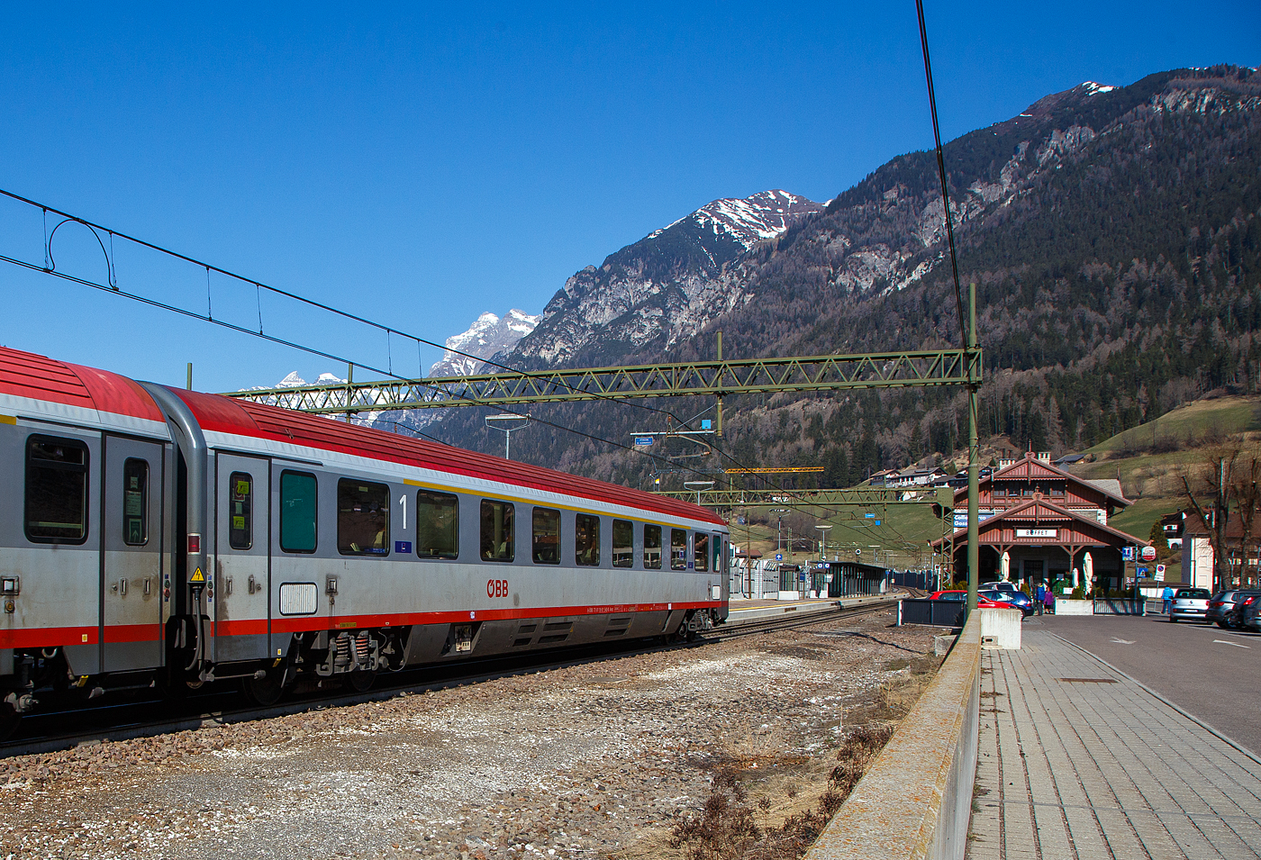 ÖBB 1.Klasse Abteilwagen der Bauart Amz 73 (modernisierter Eurofima-Wagen), A-ÖBB 73 81 19-91 549-9 der Gattung Amz 73, eingereiht als Wagen Nr. 263 in den DB/ÖBB EC 81von München via Kufstein, Innsbruck Brenner/Brennero, Bolzano/Bozen und Verona PN nach Bologna Centrale, am 28 März 2022 bei der Zugdurchfahrt im Bahnhof Gossensaß/Colle Isarco.

TECHNISCHE DATEN:
Hersteller: SGP Simmering (zw. 1989 bis 1993)
Spurweite: 1.435 mm
Länge über Puffer: 26 400 mm
Drehzapfenabstand: 19.000 mm
Achsstand: 21.500 mm
Achsstand im Drehgestell: 2.500 mm
Drehgestellbauart: Minden-Deutz 522 
Leergewicht: 50 t
Höchstgeschwindigkeit: 200 km/h
Sitzplätze: 46 (1.Klasse)
Abteile: 9 (5 6er-Abteile und 4 4er-Abteile)
Toiletten: 2 (geschlossenes System)
