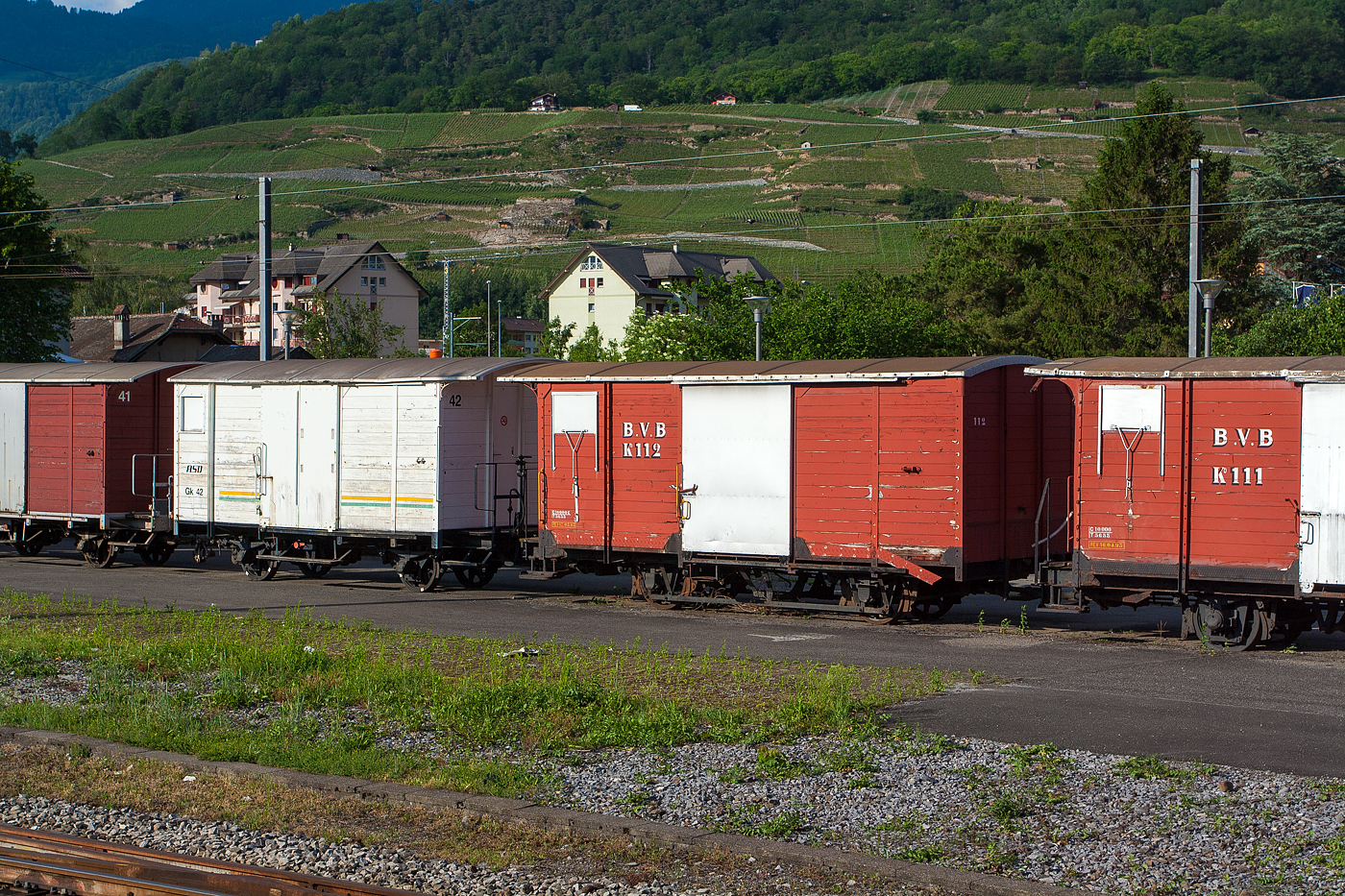 Rechts: Der zweiachsige gedeckte G�terwagen mit Bremserb�hne (ein sogenannter Salzwagen) tpc BVB K 112 (ex CEV K 31/Gk 31) ist am 28 Mai 2012 mit weiteren G�terwagen beim Bahnhof Bex abgestellt. Bild aus einem SBB Zug. 

Der Wagen wurde 1903 von SWS (Schweizerische Wagons- und Aufz�gefabrik AG) in Schlieren gebaut und als K 31 an die CEV (Chemins de fer �lectriques Veveysans, heute MVR) geliefert. Im Jahr 1970 wurde der Wagen an die BVB (Bex–Villars–Bretaye-Bahn) verkauft wo er dann als B.V.B.  K 111 (Gk 111) gef�hrt wurde. Bis Anfang der 1990er war er noch bei der BVB f�r die Salztransporte zwischen der Saline in Le B�vieux und Salzlager Bex im Einsatz.

Links: Der zweiachsige gedeckte G�terwagen mit Bremserb�hne ASD Gk 42.
