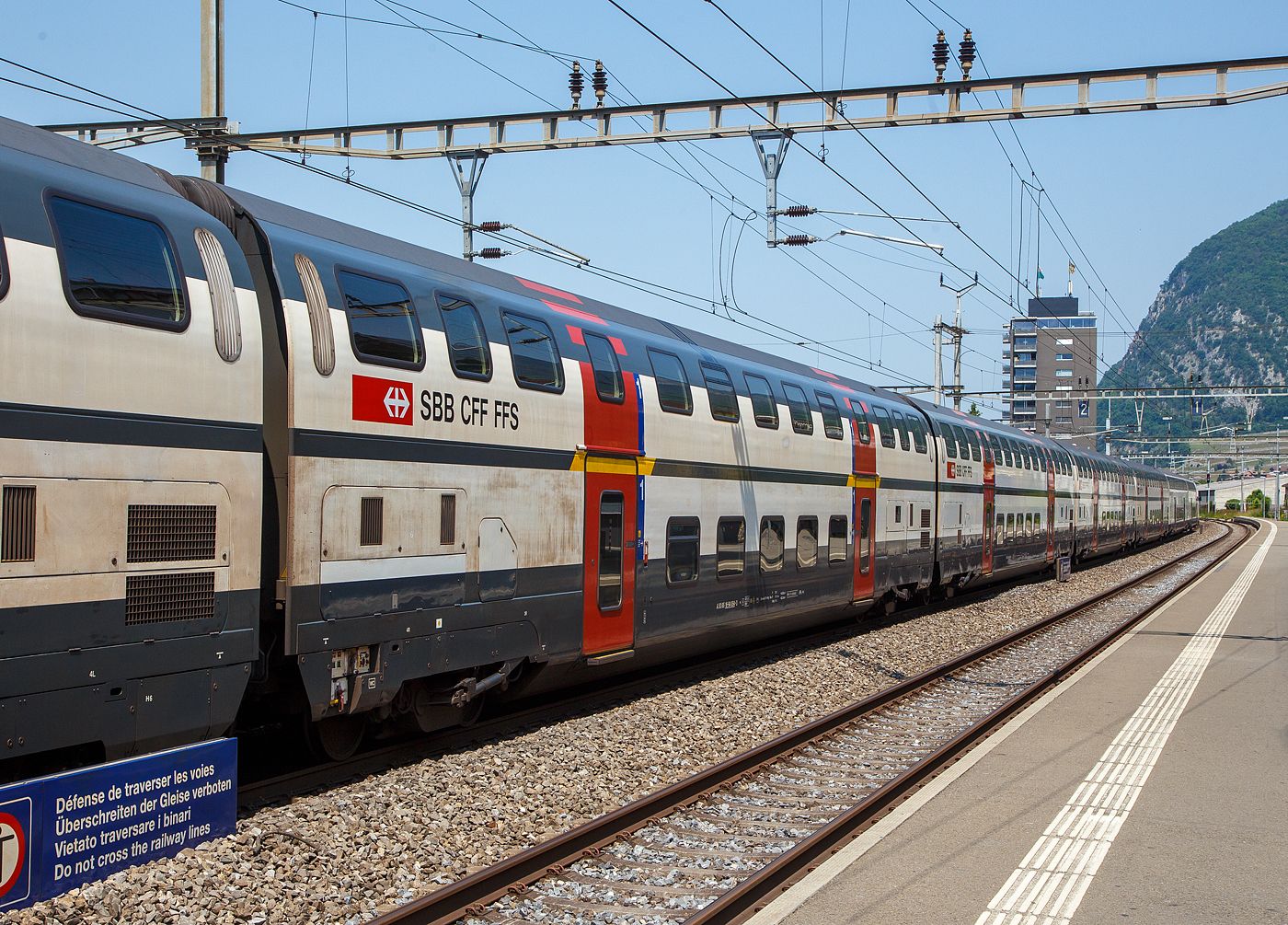 SBB IC2000 1. Klasse Doppelstockwagen A 50 85 16-94 054-3 am 28 Mai 2023 im Zugverband des IR 90 (Brig – Lausanne - Gen�ve-A�roport) im Bahnhof Aigle.

Die 1. Klasse Wagen haben 86 Sitzpl�tze, das Oberdeck hat je Seite 13 Fenster, w�hrend das Unterdeck auf der einen Seite 5 und auf der anderen 4 Fenster hat.

Die Technische Beschreibung ansonsten siehe:
http://hellertal.startbilder.de/bild/Schweiz~Wagen~Personenwagen/822852/sbb-ic2000-2-klasse-doppelstockwagen-b.html