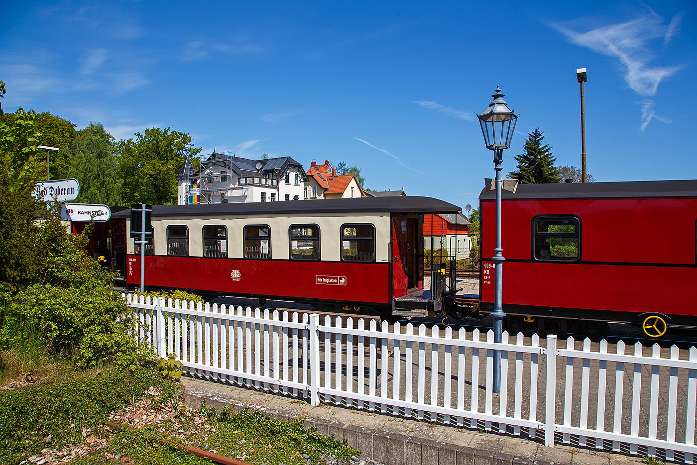 Schmalspuriger (900 mm) vierachsige 2.Klasse Personenwagen mit Traglastenabteil, offenen Plattformen und Holzdach, MBB 990-303 (ex DR 990-303), der Gattung KB4i, Mecklenburgische Bäderbahn Molli GmbH & Co. (Molli), hier am 15.05.2022 im Bahnhof Bad Doberan im Zugverband.

Der Wagen wurde 1925 von der Waggonfabrik Wismar für die Deutsche Reichsbahn Gesellschaft (DRG) gebaut und ist seitdem bei der Mecklenburgische Bäderbahn im Einsatz, bereits 1938 wurde er einseitig als Traglastenwagen (für Kinderwagen etc.) hergerichtet. Im Februar 1981 wurde er rekonstruiert. Im Fuhrpark des Molli befinden sich insgesamt 19 Personenwagen.

TECHNISCHE DATEN:
Spurweite: 900 mm
Anzahl der Achsen: 4
Länge über Puffer: 12.000 mm
Drehzapfenabstand: 6.500 mm
Eigengewicht: 15 t
Sitzplätze: 29 (in der 2. Klasse)
Bremse: KE-P