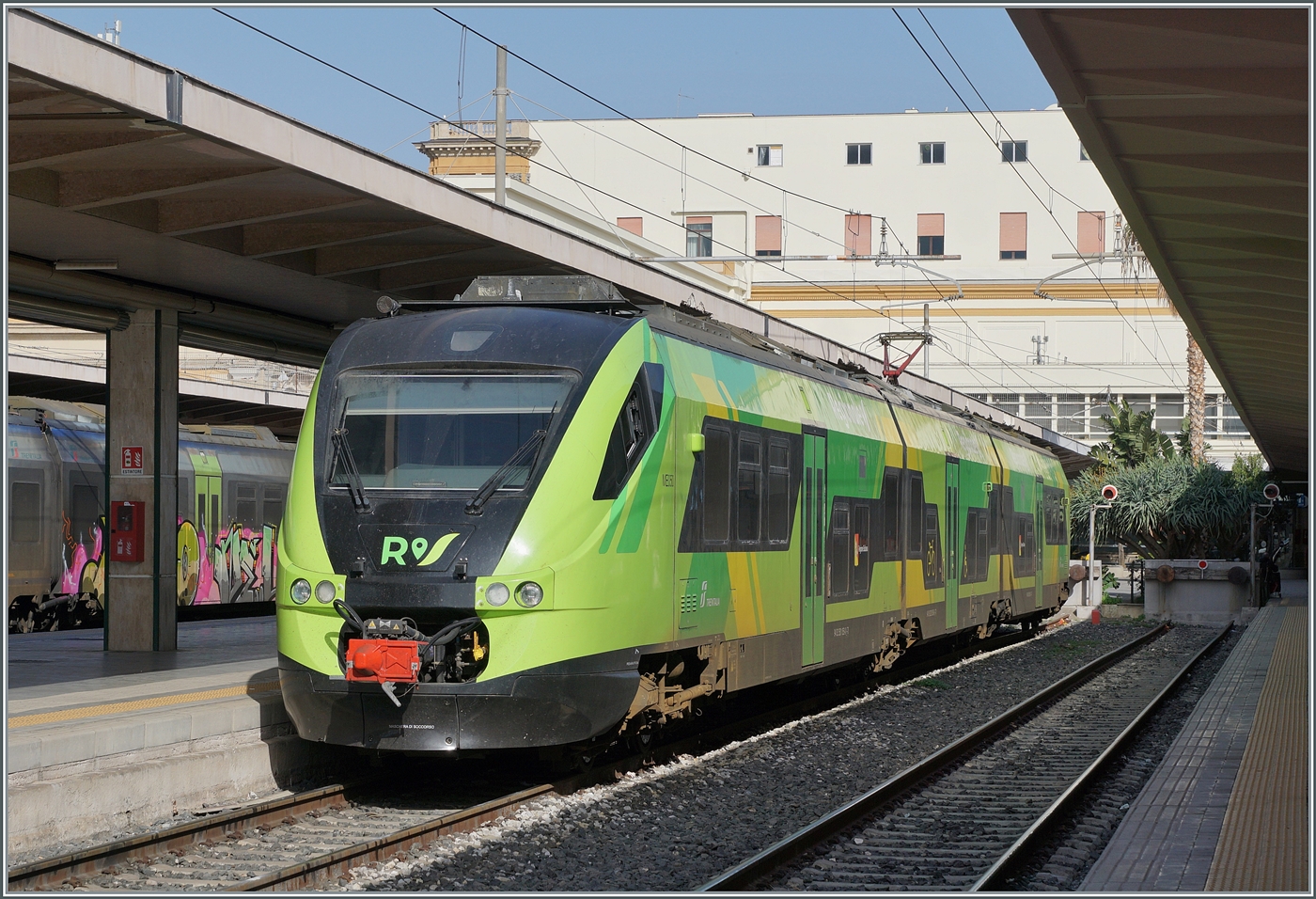 Schön im Licht zeigt sich in Palermo Centrale der in den neuen Trenitalia Regionalfarben gehaltene FS Trenitalia ME Ale 501 050 (UIC 94 83 3 501 050-0 I-TI). Zwei Tage zuvor konnten wir mit diesem bequemen Minuetto die Fahrt von Palermo nach Agrigento geniessen.

7. März 2026