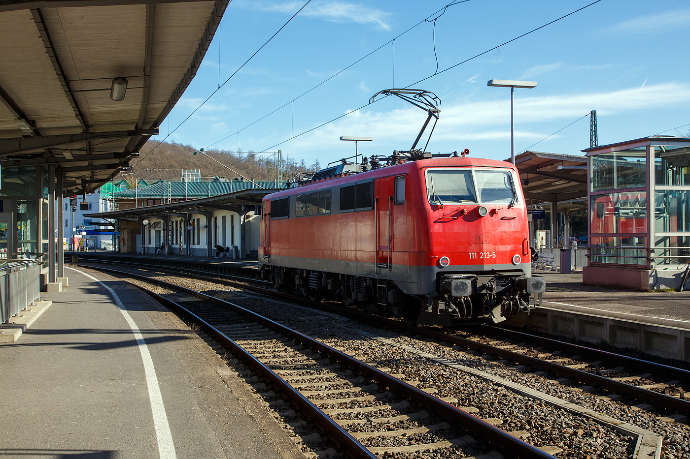 So ganz ohne Logo, wirkt eine Lok doch irgendwie „nackt“, zumal wie wenn sie einfarbig ist...
Die 111 213-5 (91 80 6111 213-5 D-ZUG) der smart rail GmbH (München) fährt am 02.03.2023 auf Tfzf (Triebfahrzeugfahrt) durch den Bahnhof Betzdorf (Sieg) in Richtung Siegen.

Die Lok wurde 1984 von der Krauss-Maffei AG in München-Allach unter der Fabriknummer 19920 gebaut und als 111 213-5 an die Deutsche Bundesbahn geliefert. Bis 2021 war sie im Bestand der DB Regio AG. Ich gehe mal davon aus, man wird die Lok wohl bald in einer neuen Farbvariante sehen.

