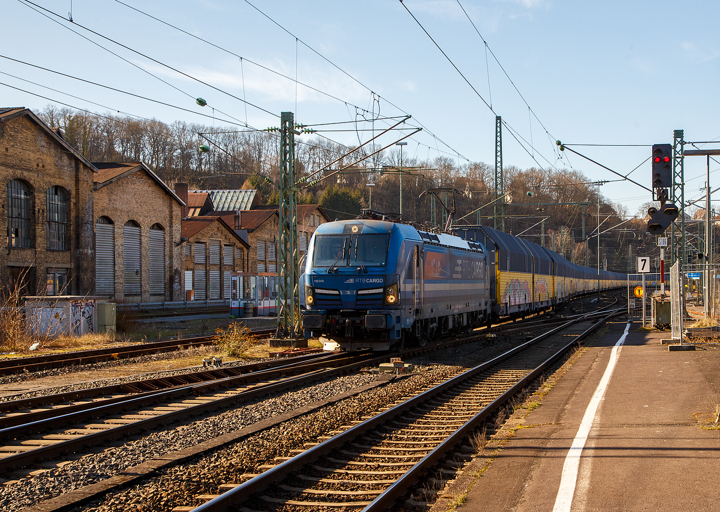 So langsam sieht man immer mehr SIEMENS Smartron Loks, sie sind ja reine für den Güterverkehr in Deutschland konzipierte Lokomotiven. Der Smartron basiert auf bewährten Komponenten des Vectron, ist somit quasi eine abgespeckte und preislich günstigere Vectron und nutzt alle Vorteile der Standardisierung. Auch eine Doppeltraktion mit dem SIEMENS Vectron und SIEMENS ES64F4 ist möglich.

Hier fährt der, an die RTB Cargo (RATH Gruppe/Rurtalbahn) vermietete, SIEMENS Smartron 192 016-4 (91 80 6192 016-4 D-NRail) der Paribus Rail Portfolio III GmbH & Co. KG (Hamburg), eingestellt bei northrail GmbH (Hamburg), am 02.03.2023 mit einem sehr langen geschlossen Doppelstock- Autotransportzug der ARS Altmann AG (mit Wagen der Gattung Hccrrs), durch den Bahnhof Betzdorf (Sieg) in Richtung Siegen. 

Nochmals einen lieben Gruß an den netten Lokführer zurück.

Der SIEMENS Smartron wurde 2020 von Siemens Mobilitiy in München-Allach unter der Fabriknummer 22818 gebaut und an die Paribus Rail Portfolio III die Loks der northrail GmbH (Hamburg) finanziert. Leider wird heutzutage das Einsortieren der Loks immer schwieriger, wie hier Eigentümer (Paribus Rail Portfolio III), Eisteller (northrail GmbH), Mieter (RTB Cargo zur RATH Gruppe/Rurtalbahn). Oder wie z.B. bei den für die SBB Cargo International (SBBCI)  fahrenden SIEMENS Vectron MS, wo es noch extremer ist und viele meinen es seien Schweizer Loks, es sind aber Deutsche Lok: Eigentümer ist dort die SüdLeasing GmbH, Eisteller ist SIEMENS und Mieter ist die SBB Cargo International.