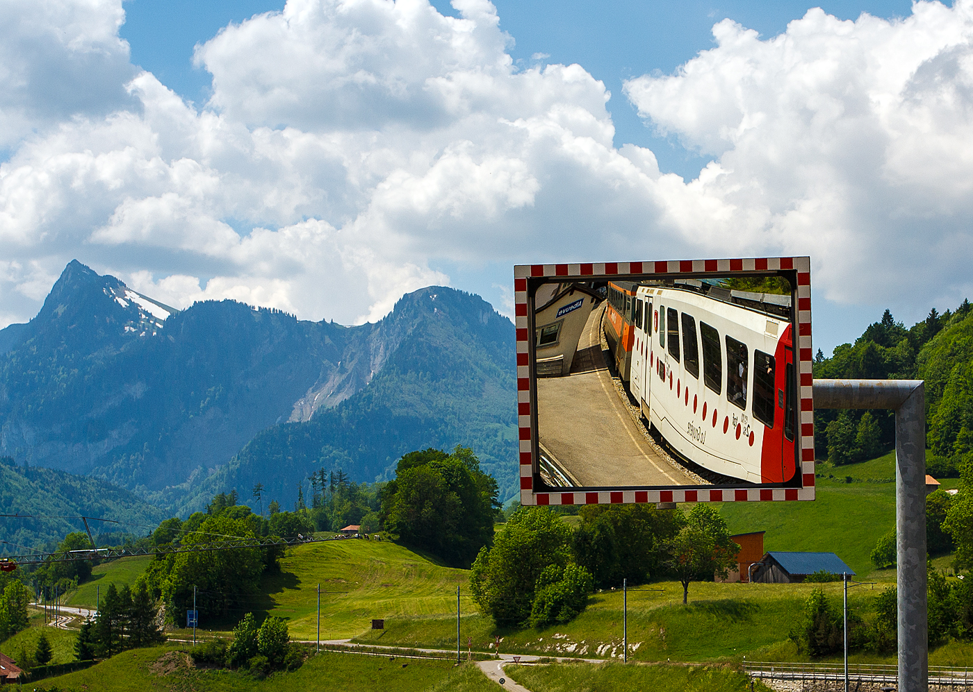 Spieglein, Spieglein an der Wand wer ist die sch�nste im ganzen Land....
Unterwegs mit dem Westschweizer Meterspurtzug, tpf Be 4/4 122 „La Tour-de-Tr�me“ (rot/wei�, ex BDe 4/4 122) mit dem Steuerwagen tpf Bt 224 (orange/wei�) fahren wir am 28.05.2012 von Bulle in Richtung Montbovon, und unser Zug spiegelt sich beim Bf Albeuve.
