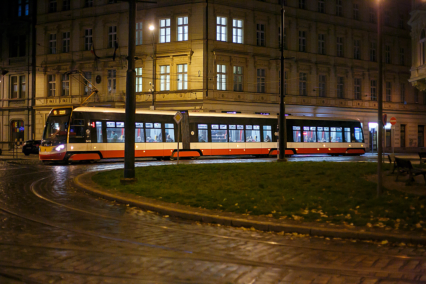 Stra�enbahn Prag, der Triebwagen DPP 9410, ein dreiteiliger achtachsiger �koda 15T4 am 22.11.2022, als Linie 19, auf der Senov�n� n�měst� Prag.

Der Triebwagen vom Typ �koda 15T4, auch �koda ForCity Alfa (Version Prag) wurde 2017 von �koda unter der Fabriknummer 10368 gebaut.

Die Stra�enbahn ForCity Alfa Prag ist die weltweit erste in Serie gebaute 100% Niederflurstra�enbahn mit drehbaren Fahrwerken (Drehgestellen) und hat auch als erste getriebelose Motorenantriebe, bei denen alle R�der der vier achsenlosen Drehgestelle mit Permanentmagneten angetrieben werden. Die Endwagen sind mit normalen (achsenlosen) Drehgestellen ausger�stet, die mittleren Drehgestelle sind als achsenlose Jakobsdrehgestelle ausgef�hrt. Die Position der Fahrwerke unter den �bergangsfaltenb�lgen erm�glicht die maximale Variabilit�t bei der Einrichtung des Innenraums. �ber den Drehgestellen wird der Fu�boden (ohne Stufen) von 350 mm auf 450 mm Bodenh�he angehoben und bildet einen Verbindungsgang mit einer Breite von 700 mm in Bodenn�he.

Bei einer L�nge von 31,4 m und einer Breite von knapp 2,5 m kann dieserdreiteilige Einrichtungs-Stra�enbahn-Triebwagen bei einer Spurweite von 1.435 mm 180 Passagiere bef�rdern (4 Personen /m�), davon 61 auf Sitzpl�tzen.Sechs breite Zweifl�gelt�ren erm�glichen den schnellen Ein- und Ausstieg. Unter anderem aufgrund der F�higkeit Bogen glatt zu durchfahren verringert die Stra�enbahn Fahrzeiten und beschleunigt damit den Verkehr.

Nach strengen Tests zwischen 2008 und 2010 wurden diese Fahrzeuge seit 2011 kontinuierlich an die tschechische Hauptstadt geliefert und die letzte 250. Stra�enbahn wurde im Februar 2019 geliefert.

Die dreiteiligen �koda 15T sind damit Nachfolger der ebenfalls von �koda produzierten f�nfteiligen 14T. Im Gegensatz zu den 14T in Multigelenkbauweise erhielten die 15T wieder echte Drehgestelle, wobei es dem Hersteller erstmals gelang, �ber Jakobsdrehgestellen einen stufenfreien und durchgehend niederflurigen Innenraum zu realisieren. Alle Fahrzeuge der zweiten Serie (125 Fahrzeuge), auch als �koda 15T4 bezeichnet, die ab August 2015 geliefert wurden, sind mit kostenlosem Internetzugang (WiFi) und Klimaanlage ausgestattet.
1 900 mm
	 
TECHNISCHE DATEN:
Hersteller: �koda Transportation a.s
Herstellertyp: �koda 15T4 /  �koda ForCity Alfa (Version Prag)
Spurweite: 	1.435 mm (Normalspur)
Achsformel: Bo’Bo’Bo’Bo’
L�nge �ber Kupplung: 31.400 mm
H�he: 3.600 mm
Breite: 2.460 mm
Leergewicht: 42.000 kg
H�chstgeschwindigkeit: 60 km/h
Dauerleistung: 720 kW (16 � 45 kW)
Strom�bertragung: Stromabnehmer
Spannung: 600 V DC (=)
Anzahl der Fahrmotoren: 16 (Drehstrom-Asynchron)
Sitzpl�tze: 	61
Stehpl�tze: 223 (4 Personen /m�),
Niederfluranteil: 	100 %
Kleinster bef. Halbmesser: 	18 m
Betriebsbremse: elektrodynamische Widerstandsbremse
Feststellbremse: elektrohydraulische Federspeicherbremse
Zusatzbremse: Magnetschienenbremse

