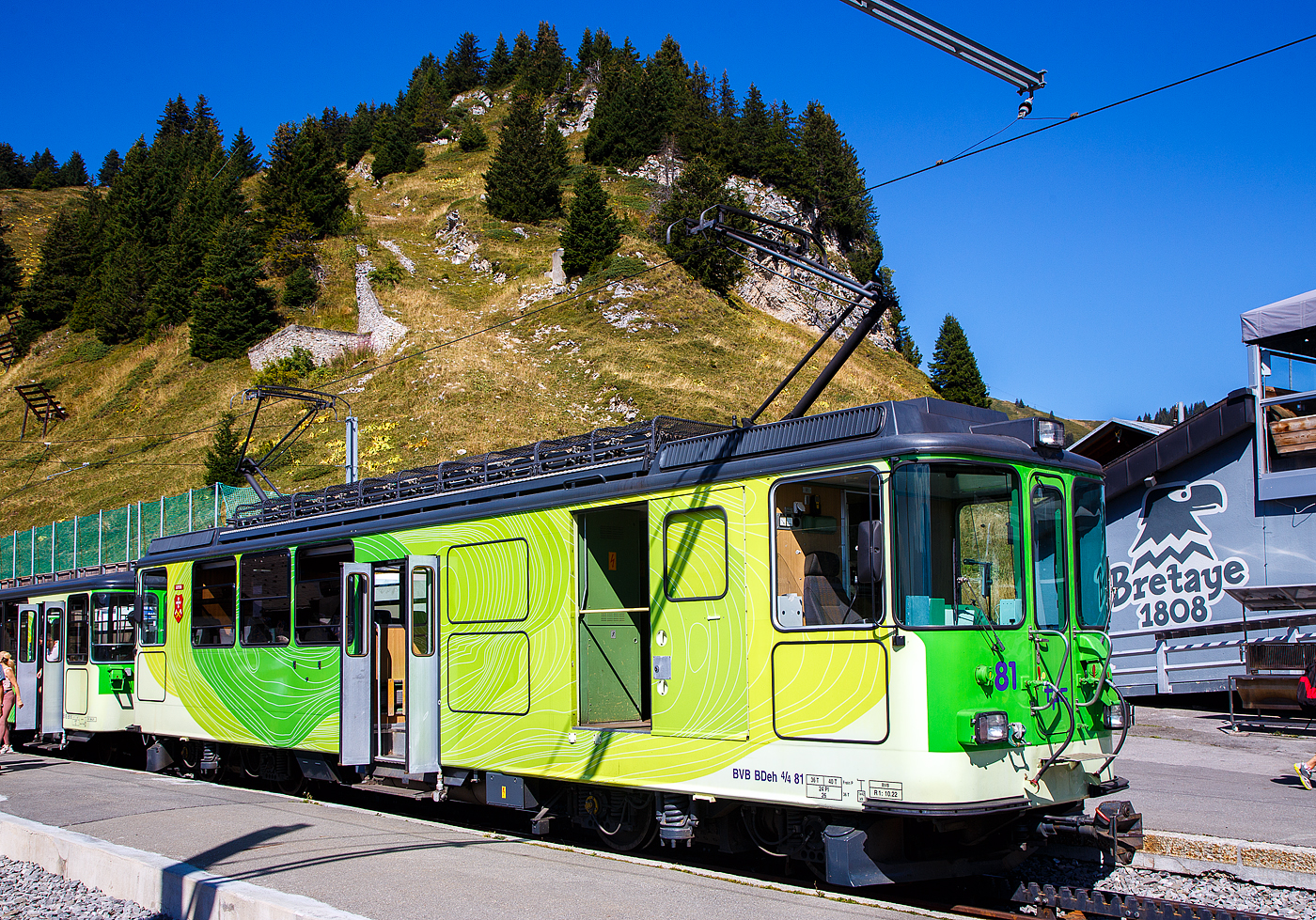 TPC 125 Jahre BVB! (Les TPC célèbrent les 125 ans du BVB!):
Der tpc BVB BDeh 4/4 – 81 „Gryon“, ein elektrischer Personentriebwagen mit Gepäckabteil für den gemischtem Adhäsions- und Zahnradbetrieb, der Bex–Villars–Bretaye-Bahn, am 10 September 2023 im Bergbahnhof Col-de-Bretaye (1.808 m ü. M.). Hinter dem Triebwagen sind die beiden Steuerwagen tpc BVB Bt 61(ex BVB B 53) und der Steuerwagen tpc BVB Bt 63.

Der Triebwagen wurde1976 von SWP (Schindler Waggon AG) in Pratteln gebaut, die SLM (Schweizerischen Lokomotiv- und Maschinenfabrik) in Winterthur lieferte die Drehgestelle mit der Zahnradtechnik und die Elektrik ist von SAAS (Société Anonyme des Ateliers de Sécheron in Genf, später ABB). Ein Jahr später (1977) folgte der BDeh 4/4 82 „Ollon“, 1987 folgte dann noch der BDeh 4/4 83 „Bex“ dieser wurde aber von ACMV/SLM/BBC gebaut.
 
TECHNISCHE DATEN: 
Spurweite: 1.000 mm (Meterspur)
Achsfolge: Bo'zz Bo'zz
Zahnstangensystem: Abt
Länge über Puffer: 15.400 mm
Eigengewicht: 35,6  t
Max. Ladegewicht: 
Maximale Neigung Adhäsion: 57 ‰
Maximale Neigung Zahnstange: 200 ‰
Höchstgeschwindigkeit (Adhäsion): 40 km/h
Höchstgeschwindigkeit (Zahnrad): 20 km/h Berg auf / 15 km/h (Talfahrt)
Leistung: 720 kW
Fahrleitungsspannung: 700 V = 
Sitzplätze: 24
Stehplätze: 26
Bremse: Frein P

Hier die Strecke der BVB führt hinauf zum Col-de-Bretaye auf 1.808 m ü. M. und ist so der höchste Bahnhof der tpc, mit einer maximalen Neigung von 200 ‰ ist die BVB aber nicht die steilste Strecke, das ist die AL- Aigle-Leysin-Bahn mit 230 ‰ Steigung.

