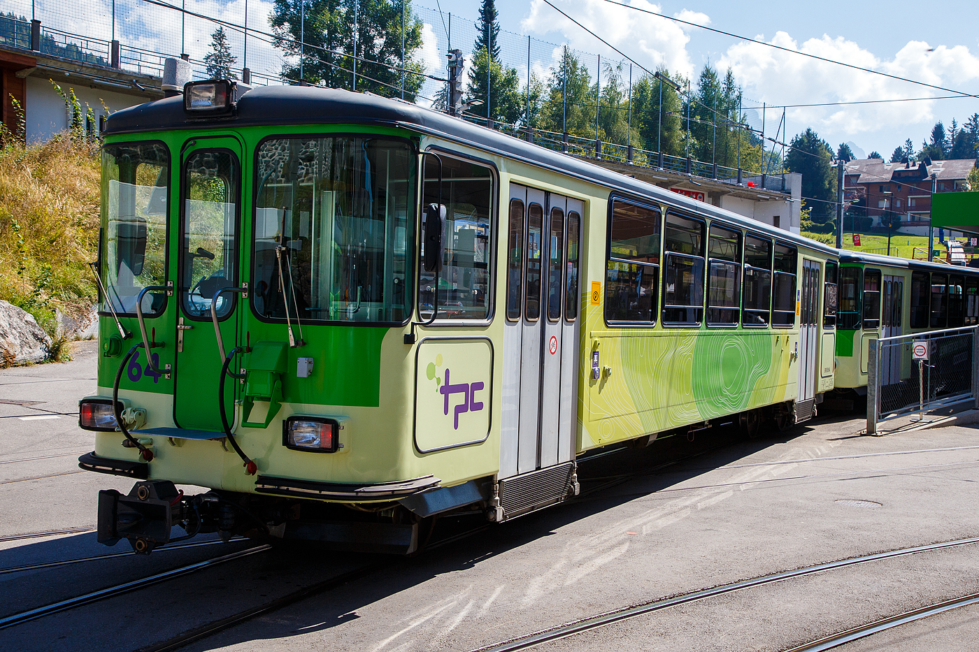 TPC 125 Jahre BVB! (Les TPC célèbrent les 125 ans du BVB!):
Der vierachsige Steuerwagen (2. Klasse) tpc BVB Bt 64, eingereiht in einem Pendelzug mit dem Triebwagen tpc BVB BDeh 4/4 82 „Ollon“, am 10 September 2023 im Bahnhof Villars-sur-Ollon. Der Zug fährt gerade von der Abstellgruppe auf das Gleis 3.

Der Wagen wurde 1976 als Steuerwagen Bt 64 zu den BVB Triebwagen BDeh 4/4 81 und 82 (von SWP/SLM/SAAS) von SWP (Schindler Waggon AG) in Pratteln gebaut, die Elektrik ist von SAAS (Société Anonyme des Ateliers de Sécheron in Genf, später ABB).
