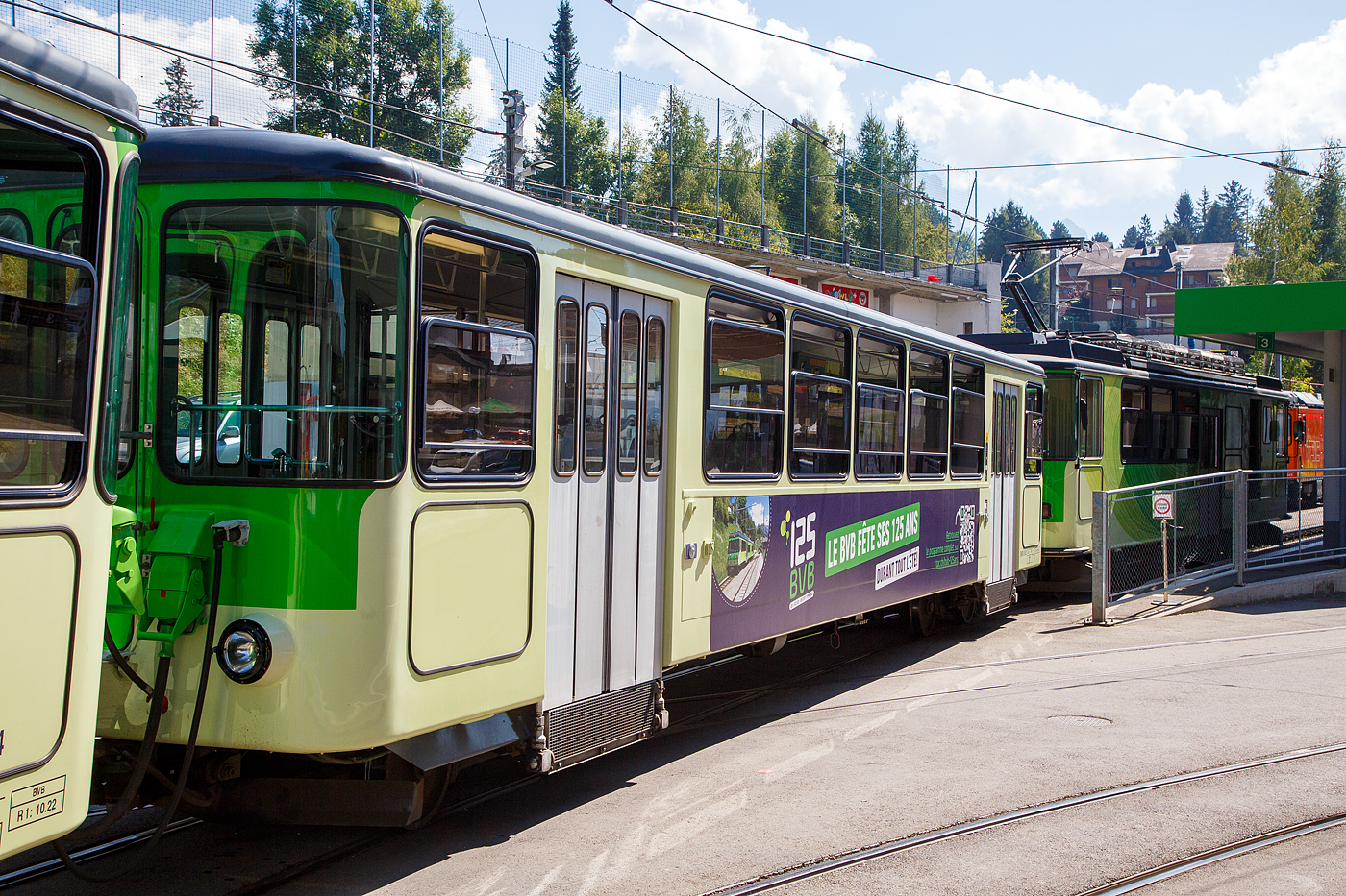 TPC 125 Jahre BVB! (Les TPC célèbrent les 125 ans du BVB!):
Der vierachsige Personenwagen (2. Klasse) tpc BVB B 62, eingereiht in einem Pendelzug mit dem Triebwagen tpc BVB BDeh 4/4 82 „Ollon“, am 10 September 2023 im Bahnhof Villars-sur-Ollon. Der Zug fährt gerade von der Abstellgruppe auf das Gleis 3.

Der Zwischenwagen wurde 1976 als B 62 zu den BVB Triebwagen BDeh 4/4 81 und 82 (von SWP/SLM/SAAS) von SWP (Schindler Waggon AG) in Pratteln gebaut, die Elektrik ist von SAAS (Société Anonyme des Ateliers de Sécheron in Genf, später ABB).

TECHNISCHE DATEN des B 62:
Spurweite: 1.000 mm (Meterspur)
Achsanzahl: 4 (2´2´)
Zahnradsystem:  Abt (Bremszahnrad)
Länge über Kupplung: 15.600 mm
Eigengewicht: 8,5 t
Max. Neigung : 200 ‰
Höchstgeschwindigkeit (Adhäsion): 40 km/h
Höchstgeschwindigkeit (Zahnrad): 20 km/h 
(Berg auf) / 15 km/h (Talfahrt)
Sitzplätze: 48 (in der 2.Klasse), bei 
Rev. 05.08 noch 40
Stehplätze: 72
Kupplung: +GF+-Kupplung
Bremse: Frein P-A
Revision: 05.16 (es kamen 8 Sitzplätze hinzu)

Der B 62 trägt die Werbung warum wir u.a. dieses Wochenende (08 bis 10 September 2023) dorthin gefahren sind:
Die TPC feiert 125 Jahre BVB! (Les TPC célèbrent les 125 ans du BVB!)
Im Jahr 2023 feiert der BVB-Zug (Bex – Villars – Bretaye) sein 125-jähriges Jubiläum! Zu diesem Anlass organisiert das TPC eine Reihe von Veranstaltungen, um Ihnen die Geschichte und den Charme dieser symbolträchtigen Linie der Waadtländer Alpen näher zu bringen oder wiederzuentdecken. Unteranderem gab es am dem Wochenende Tageskarten für das gesamte TPC-Netz für jeweils günstige 10,00 CHF/Tag und Person.