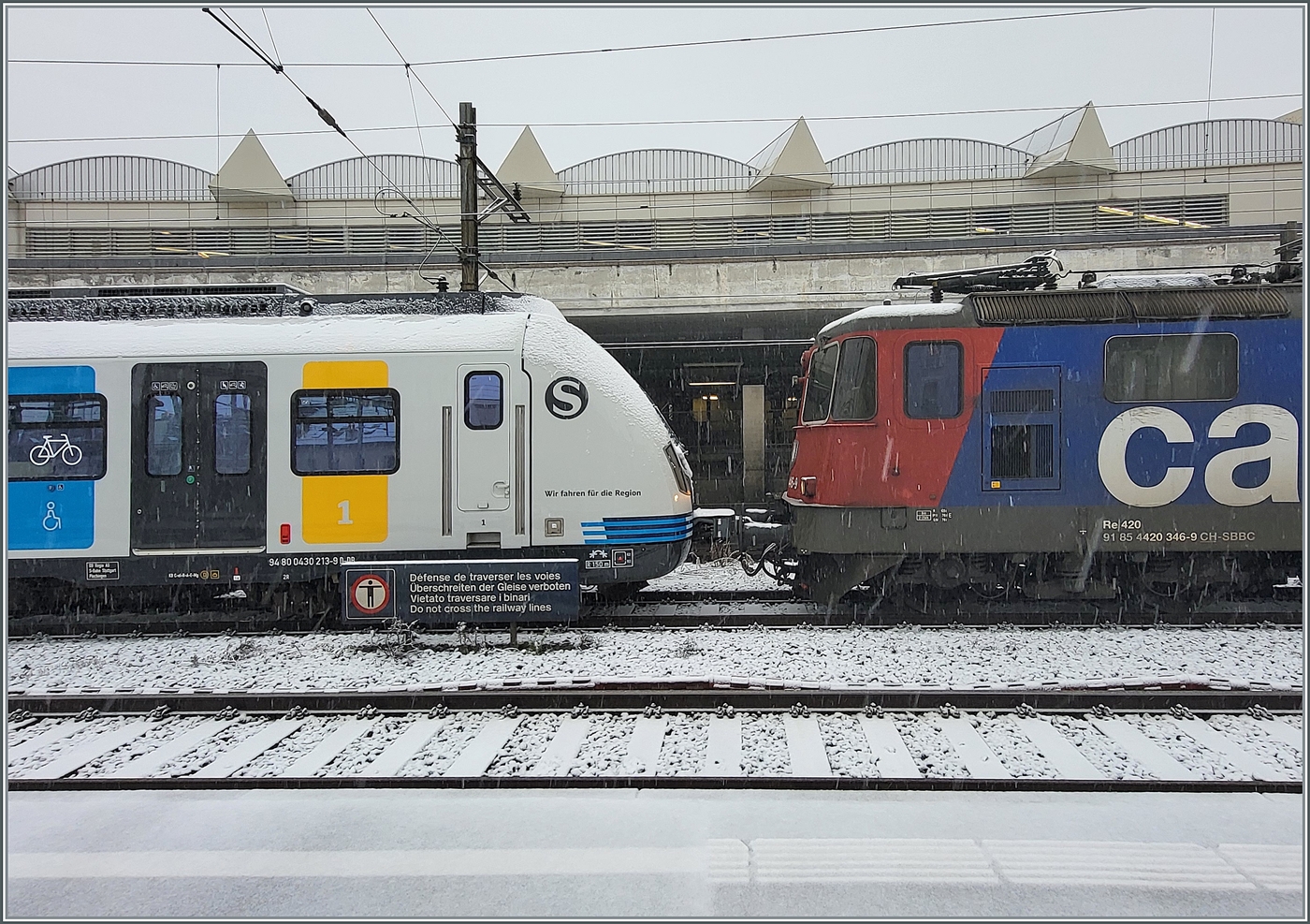 Verkuppelt, aber wie? SBB Cargo Re 420 346-9 (Re 4/4 II 11346) und der DB S-Bahn Stuttgart Triebzug 430 213 in Lausanne. 

21. November 2021