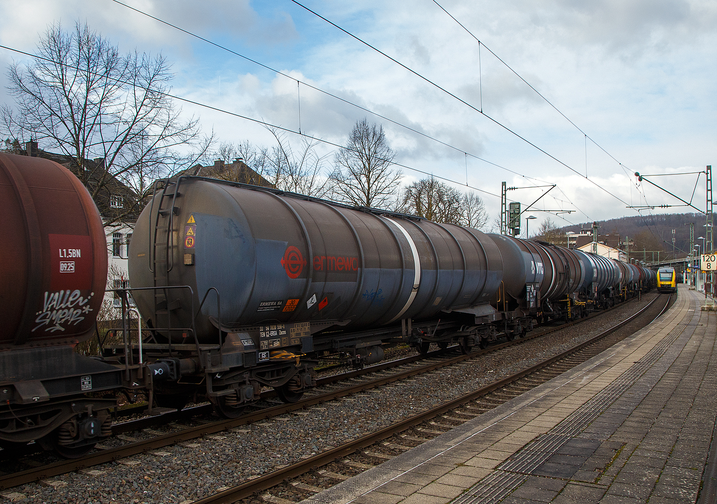 Vierachsiger 95 m³ Drehgestell-Kesselwagen 33 54 7838 556-0 CZ-ERSA, der Gattung Zacns, der französischen Vermietungsfirma ERMEWA S.A. Laut der Gefahrgutkennzeichnung 30/1202 ist das Ladegut Diesel oder Heizöl.

Der Tankcode ist L4BH, die Intern. Verwendungsfähigkeit TEN-GE.