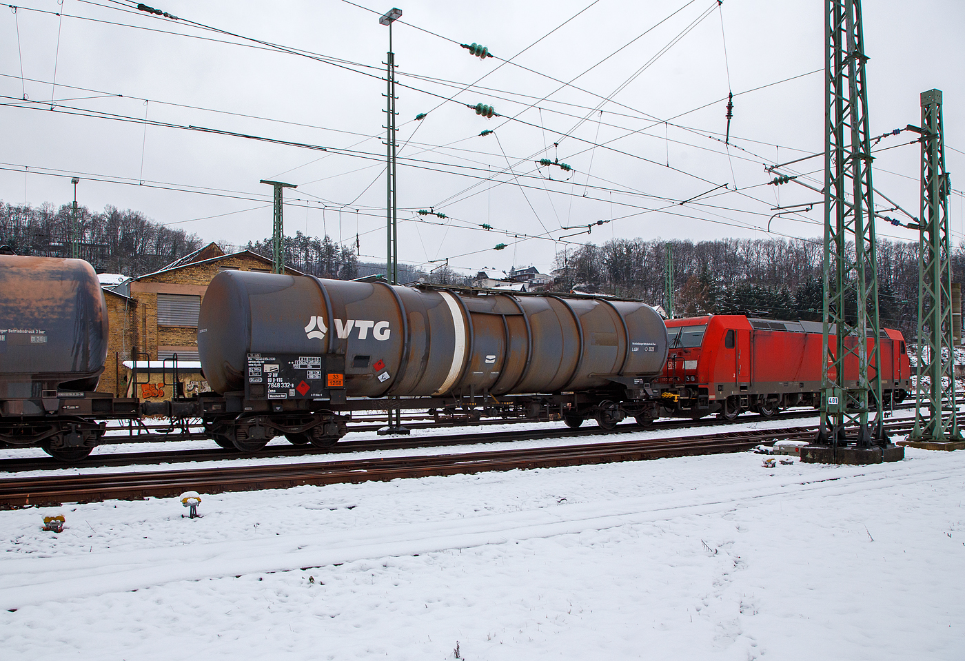 Vierachsiger 95 m³ Drehgestell-Kesselwagen 37 80 7848 332-8 D-VTG, der Gattung Zans, der VTG (Hamburg) am 08.03.2023 im Zugverband bei der Zugdurchfahrt in Betzdorf (Sieg). Das Ladegut ist, laut der Gefahrgutkennzeichnung 33/1268, nicht genau genannte Erdöldestillate bzw. Erdölprodukte.

TECHNISCHE DATEN (gem. Anschriften) :
Spurweite: 1.435 mm
Achsanzahl: 4 (in 2 Drehgestelle)
Länge über Puffer: 17.000 mm
Drehzapfenabstand: 11.460 mm
Achsabstand im Drehgestell: 1.800 mm
Laufraddurchmesser: 920  mm (neu) 
Eigengewicht: 24.360 kg
Tankinhalt: 94.970 Liter (ca. 95 m³)
Max. Ladegewicht: 65,5t (Streckenklasse D) / DB auf CM 60,4 t
Höchstgeschwindigkeit: 100 km/h (beladen) / 120 km/h (leer)
Kleinster befahrbarer Gleisbogen: R 75 m
Bremse: KE-GP (LL)
Verwendungsfähigkeit: RIV

Tankcode: L4BH
L = Tank für Stoffe in flüssigem Zustand 
4 = zutreffender Mindestprüfdruck in bar
B = Tank mit Bodenöffnungen mit 3 Verschlüssen für das Befüllen oder Entleeren
H = luftdicht verschlossener Tank
Max. Betriebsdruck: 3,0 bar