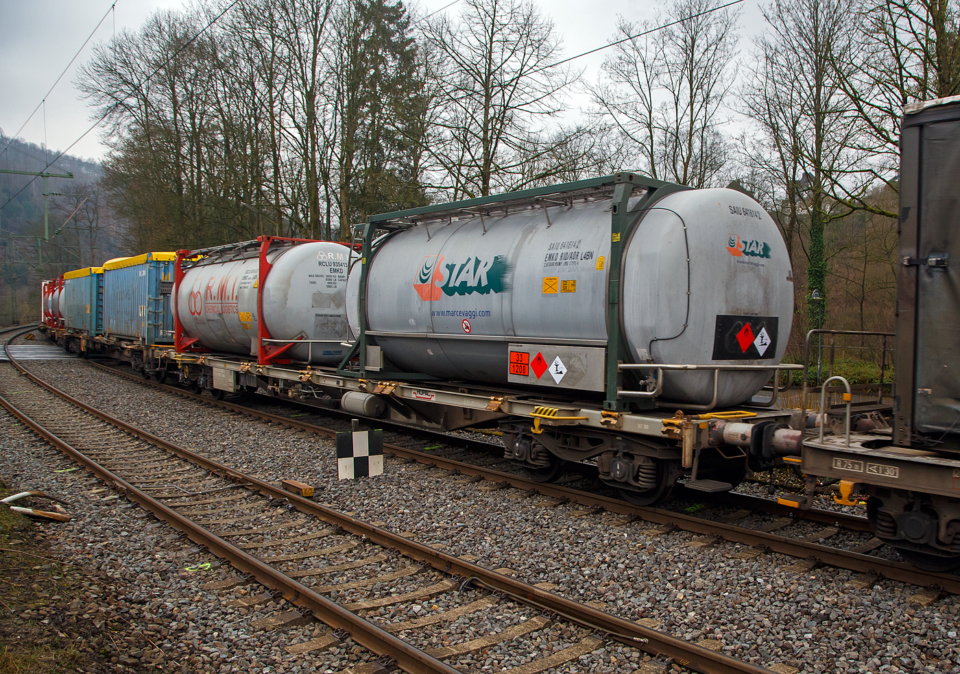 Vierachsiger Drehgestell-Containertragwagen der Gattung Sgnss, 33 85 4576 333-0 CH-HUPAC, der HUPAC Intermodal SA am 23.02.2023 im Zugverband bei der Durchfahrt in Kirchen (Sieg). Hier beladen mit zwei einen Tank-Containern.

Der Wagen wurde 2008 von Josef Meyer Rheinfelden (CH) gebaut.

TECHNISCHE DATEN:
Hersteller: Josef Meyer Rheinfelden
Spurweite: 1.435 mm
Länge über Puffer: 20.000 mm
Drehzapfenabstand: 14.460 mm
Achsabstand in den Drehgestellen: 1.800 mm
Laufraddurchmesser: 920 mm (neu)
Ladelänge: 18.720 mm
Eigengewicht: 17.400 kg
Max. Zuladung bei Lastgrenze S: 72,6 t (ab Streckenklasse D)
Max. Zuladung bei Lastgrenze SS: 62,6 t (ab Streckenklasse C)
Max. Geschwindigkeit: 100 km/h (Lastgrenze S) / 120 km/h (bei Lastgrenze SS oder leer)
Kleinster befahrbarer Gleisbogen: R 75 m 
Verwendungsfähigkeit: RIV
