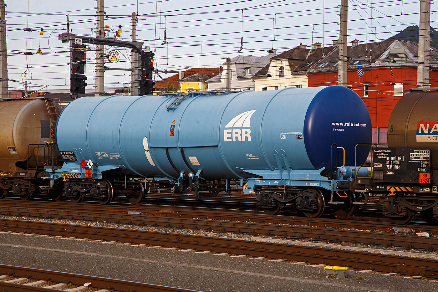 Vierachsiger Drehgestell-Kesselwagen 33 80 7929 710-7 D-ERR, der Gattung Zacns 5, der ERR European Rail Rent GmbH, am 12.09.2022 im Zugverband bei der Zugdurchfahrt im Hbf Salzburg (A) in Richtung Deutschland.

Die Gefahrgutkennzeichnung 33/1203 zeigt an es handelt sich beim Ladegut um Benzin/Ottokraftstoff.

TECHNISCHE DATEN:
Gattung: Zacns 5(Gattungszahl 7929)
Hersteller: Tatravagónka a.s. in Poprad (Slowakei)
Spurweite: 1.435 mm
Länge über Puffer : 16.400 mm
Drehzapfenabstand: 10.860 mm
Achsabstand im Drehgestell: 1.800 mm
Laufraddurchmesser: 920 mm (neu)
Drehgestelltyp: Y25 Ls-K
Höchstgeschwindigkeit: 100 km/h / 120 km/h (leer)
Eigengewicht: 22.100 kg
Nutzlast: 59,9 t ab Streckenklasse C / 67,9 ab Streckenklasse D
Gesamtvolumen: 98.048 Liter (98 m³)
Max. Betriebsdruck: 3,0 bar
Tankcode: L 4 BH
L= Tank für Stoffe in flüssigem Zustand (flüssige Stoffe oder feste Stoffe, die in geschmolzenem Zustand zur Beförderung aufgegeben werden)
4= zutreffender Mindestprüfdruck in bar
B = Tank mit Bodenöffnungen mit 3 Verschlüssen für das Befüllen oder Entleeren 
H = luftdicht verschlossener Tank
Bremse: KE-GP-A (K)
Bremssohle: C810
Intern. Verwendungsfähigkeit: TEN-GE