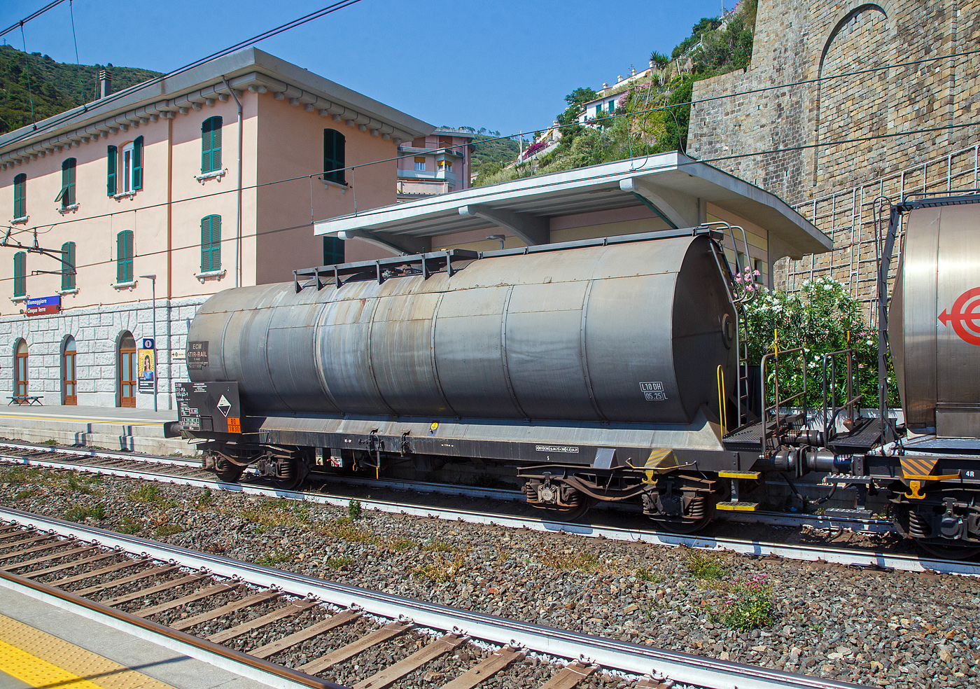Vierachsiger Drehgestell-Kesselwagen 33 87 7874 423-9 F-PEA, der Gattung Zaces, der PETROCITERNE S.A. (Mietwagon der ATIR-RAIL), Zugverband am 22.07.2022 bei der Zugdurchfahrt im Bahnhof  Riomaggiore (Cinque Terre an der Italienischen Riviera) in Richtung La Spezia.

Die Gefahrgutkennzeichnung 80/1830 zeigt an es handelt sich beim Ladegut um Schwefelsäure mit mehr als 51 % Säure.

TECHNISCHE DATEN:
Gattung: Zaces (Gattungszahl 7874)
Spurweite: 1.435 mm
Länge über Puffer : 12.290 mm
Drehzapfenabstand: 7.740 mm
Achsabstand im Drehgestell: 1.800 mm
Höchstgeschwindigkeit: 100 km/h / 120 km/h (leer)
Eigengewicht: 22.190 kg
Nutzlast: 57,0 t ab Streckenklasse C
Gesamtvolumen: 39.055 Liter
Tankcode: L10DH
Bremse: KE-GP
Intern. Verwendungsfähigkeit: RIV