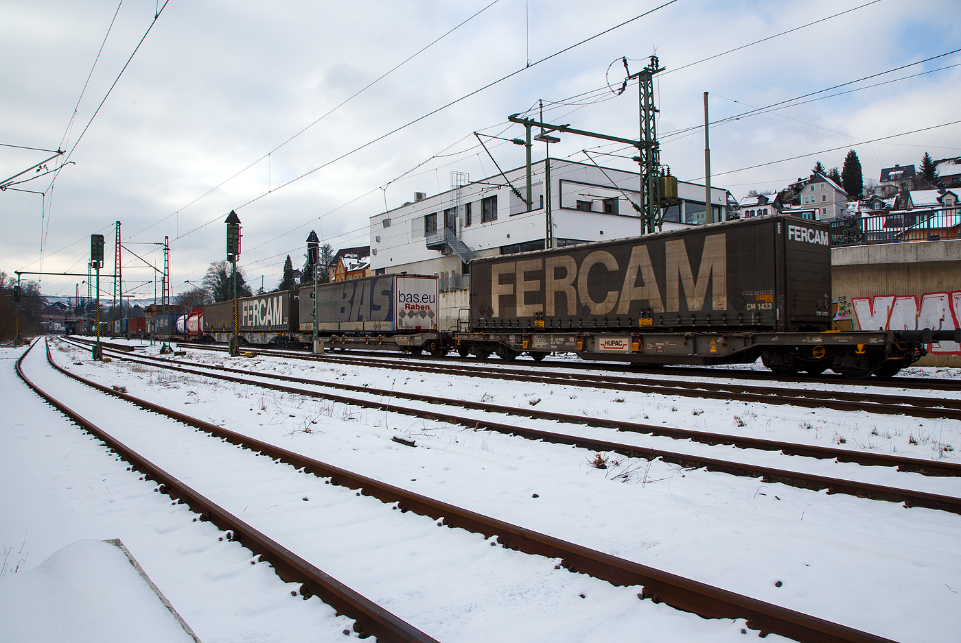 Vierachsiger Drehgestell-Taschenwagen für den Transport von Sattelaufliegern und Container 83 85 4512 020-9 CH-HUPAC der Gattung Sdgmnss (Talbot T3) der HUPAC Intermodal SA, im Zugverband am 21.01.2023 bei einer Zugdurchfahrt in Niederschelden (Sieg), beladen mit einer FERCAM Sattelzug-Wechselbrücke.

Dieser Wagen wurden bereits 1990 von Waggonfabrik Talbot in Aachen gebaut, sie entsprechen denen der Gattung Sdgmns 743 der DB Cargo AG.

Der vierachsige Huckepack-Taschenwagen (Europäischer Einheits-Taschenwagen) dient der Beförderung von Sattelaufliegern, Wechselbehältern und Großcontainern. Er ist für den internationalen Huckepack-Verkehr zugelassen.

TECHNISCHE DATEN:
Spurweite: 1.435 mm
Länge über Puffer: 18.340 mm
Drehzapfenabstand: 13.300 mm
Achsabstand im Drehgestellen: 1.800 mm
Drehgestell-Bauart: Y 25 CS - 627
Max Ladelänge: 1 Sattelanhänger  (16.425 mm f. Container und Wechselbehälter)
Ladeebene Tasche ü. SO: 270 mm
Aufstandshöhe ü. SO für Ct und WB: 1.175 mm
Eigengewicht: ca. 21.000 kg 
Max. Zuladung bei Lastgrenze S: 69,0  t (ab Streckenklasse D)
Max. Zuladung bei Lastgrenze SS: 52,0  t (ab Streckenklasse B)
Höchstgeschwindigkeit: 100 km/h (Lastgr. S) / 120 km/h (Lastgr. SS und leer)
Bremse: O-GP-A
Kleinster befahrbarer Gleisbogen: R 75 m
Intern. Verwendungsfähigkeit: Privatwagen

Die Bedeutung der Gattungs- und Kennbuchstaben (hier  Sdgmnss):
S - Drehgestell-Flachwagen in Sonderbauart
d - für den Transport von Straßenfahrzeugen eingerichtet
g - für den Transport von Containern bis 60 Fuß eingerichtet
m - bei mit vier Radsätzen Ladelänge 15 m bis unter 18 m
n - mit vier Radsätzen höchste Lastgrenze über 60 t
ss - Höchstgeschwindigkeit 120 km/h