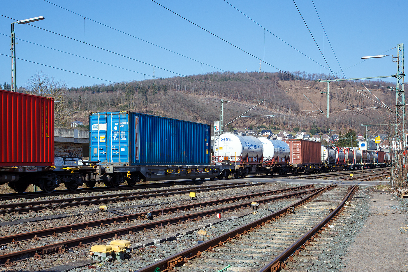 Vierachsiger Drehgestell-Taschenwagen T 4 für den Transport von Sattelaufliegern 33 85 4506 578-x CH-HUPAC der Gattung Sdgnss (T 4.0) der Hupac Intermodal SA, am 24.03.2021 im Zugverband bei der Zugdurchfahrt in Niederschelden.

Der von der Hupac AG eigenentwickelte T4.0 hat nun eine Ladelänge von 18.280 mm, die heute auch bei einteiligen 60'-Containertragwagen üblich ist.

TECHNISCHE DATEN:
Spurweite: 1.435 mm
Länge über Puffer: 19.740 mm
Drehzapfenabstand: 14.200 mm
Achsabstand im Drehgestellen: 1.800 mm
Ladelänge: 18.280 mm
Eigengewicht: 22.500 kg 
Max. Zuladung bei Lastgrenze S: 67,5 t (ab Streckenklasse D)
Max. Zuladung bei Lastgrenze SS: 57,5 t (ab Streckenklasse B)
Max. Geschwindigkeit: 100 km/h / bei Lastgrenze SS und leer 120 km/h
Kleinster befahrbarer Gleisbogen: R 75 m
Feststellbremse: Ja 
Intern. Verwendungsfähigkeit: RIV