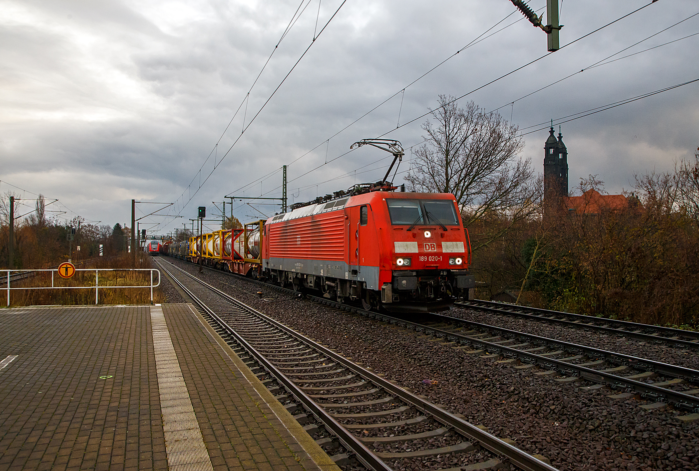 Während links die als S 2 (Dresden Flughafen – Pirna) der S-Bahn Dresden am 07.12.2022 vom Bahnhof Dresden-Strehlen, auf der KBS 241.1, in Richtung Pirna fährt, kommt aus südlicher Richtung, auf der Elbtalbahn (KBS 247), die 189 020-1 (91 80 6189 020-1 D-DB, Class 189- VM 50Hz) der DB Cargo AG mit einem gemischten Güterzug heran. Rechts die evangelische Christuskirche.

Die Siemens EuroSprinter ES 64 F4 wurde 2003 von Siemens in München-Allach unter der Fabriknummer 20693 gebaut und in der Variante B (Class 189-VB) ausgeliefert und war nur für Deutschland zugelassen. Später wurde sie in die Variante M (VM 50Hz) umgebaut und hat so nun die Zulassungen für Deutschland, Tschechien, Slowakei und Polen (D/ CZ/SK/PL) und besitzt die entsprechenden Zugbeeinflussungssysteme.