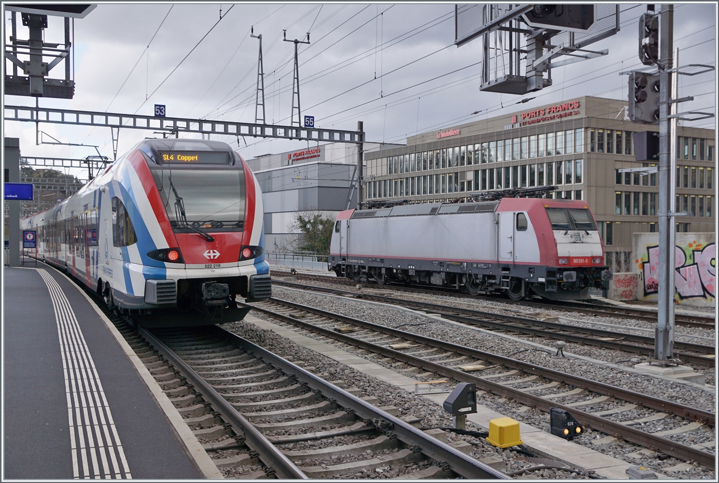 Während der SBB LEX RABe 522 219 Lancy-Pont Rouge in Richtung Genève verlässt steht im Güterbahnhof Genève La Praille die 185 591-5 abgestellt.

10. Mai 2023