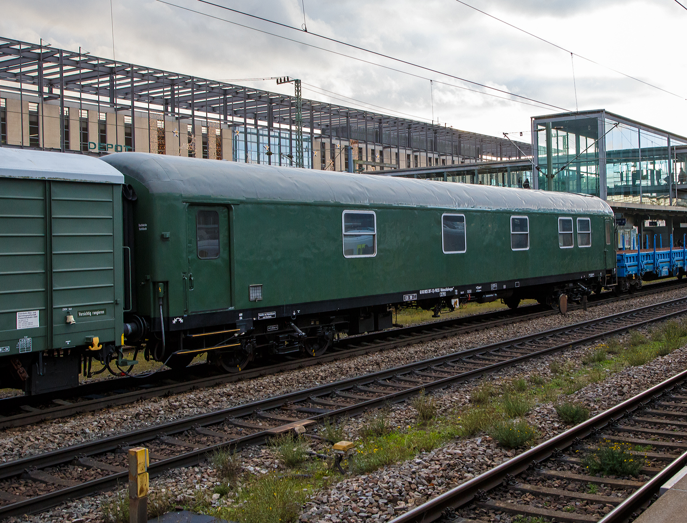Wohnschlafwagen 60 80 9925 397-3 D-PRESS der Gattung Wohnschlafwagen 420, der Eisenbahn-Bau- und Betriebsgesellschaft Pressnitztalbahn mbH, am 24.11.2022 im Zugverband bei einer Zugdurchfahrt im Hbf Regensburg. 

Der Wagen ist der ehem. Wagen D-DB 60 80 99-25 397-3 der DB Netz AG (Notfalltechnik Fulda), ex Bahnpostwagen DBP 50 80 00-12 323-4, ex DBP 5953, ex Post-aI/21,6 (1-955). Er wurde 1952 von O&K als Bahnpostwagen Post-aI/21,6 für die Deutsche Bundes Post gebaut, 1976/1977 wurde er an die DB - Deutsche Bundesbahn verkauft und zum Wohnschlafwagen 420 umgebaut.

TECHNISCHE DATEN: 
Spurweite: 1.435 mm (Normalspur)
Achsanzahl: 4
Länge über Puffer: 22.000 mm 
Drehzapfenabstand: 13.500 mm
Achsabstand im Drehgestell:: 2.500 mm  
Eigengewicht: 32.400 kg 
Max. Zuladung: 15.500 kg
Zul. Höchstgeschwindigkeit: 120 km/h
Bremse: Hik-GP (Hildebrand-Knorr-Bremse)
