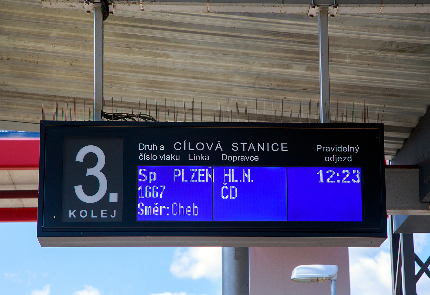 Zugzielanzeiger am Gleis 3 (Kolej) im Bahnhof Karlovy Vary (Karlsbad) am 19.04.2023. 

Um 12:23 der Sp 1667 der ČD nach Plzeň hlavní nádraží (Pilsen Hbf) via Cheb vom Gleis abfahren. Die Zuggattung Sp steht für Spěšný vlak, deutsch Eilzug.
