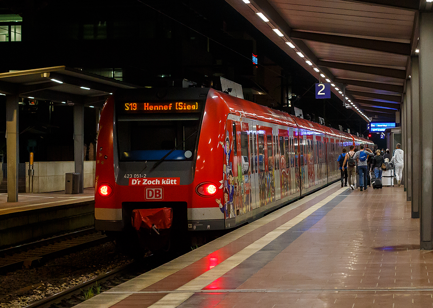 Zwei gekuppelte vierteilige ET 423 (423 540-4 und 423 051-2 „D´r Zoch kütt“) der S-Bahn Köln (betrieben durch die DB Regio NRW) haben, als S 19 von Düren nach Hennef/Sieg, am Abend (23:10Uhr) des 16 Mai 2022 den Bahnhof Siegburg/Bonn erreicht. 