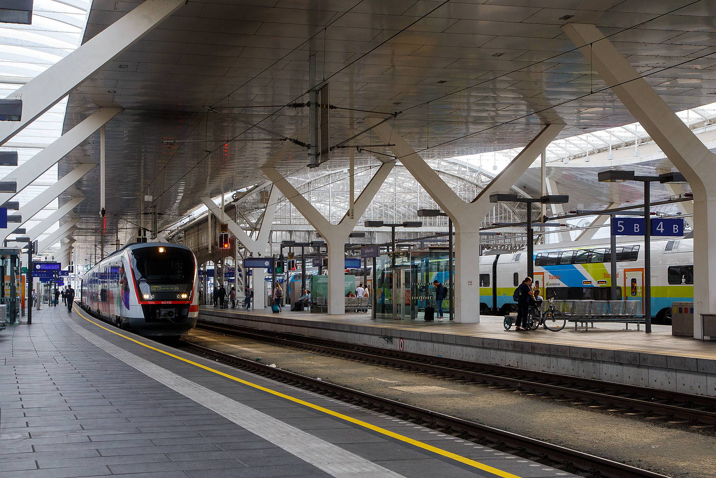 Zwei gekuppelte zweiteilige Siemens Desiro Classic, an die �BB vermietete Dieseltriebz�ge, 642 636 / 642 136 (95 80 0642 636-4 D-DB / 95 80 0642 136-5 D-DB) und 642 084 / 642 584 (95 80 0642 584-6 D-DB / 95 80 0642 084-7 D-DB) stehen am 12.09.2022 im Hbf Salzburg, als �BB (Salzburg Verkehr) RX 21 nach Braunau am Inn, zur Abfahrt bereit.

Seit dem Fahrplanwechsel im Dezember 2019 haben die �BB sechs Dieseltriebwagen der BR 642 (642 083, 084, 087, 130, 136 und 204) von der DB Regio Netz Verkehrs GmbH angemietet, diese entsprechen weitgehend der �BB Baureihe 5022. Die Triebz�ge sind nun in Salzburg beheimatet, sind aber noch in Deutschland registriert und tragen die deutschen NVR-Nummer. Die Wartung erfolgt durch die �BB in Salzburg. Die Fahrzeuge werden auf der Mattigtalbahn (Braunau–Salzburg) mit Durchbindung nach Freilassing eingesetzt.
