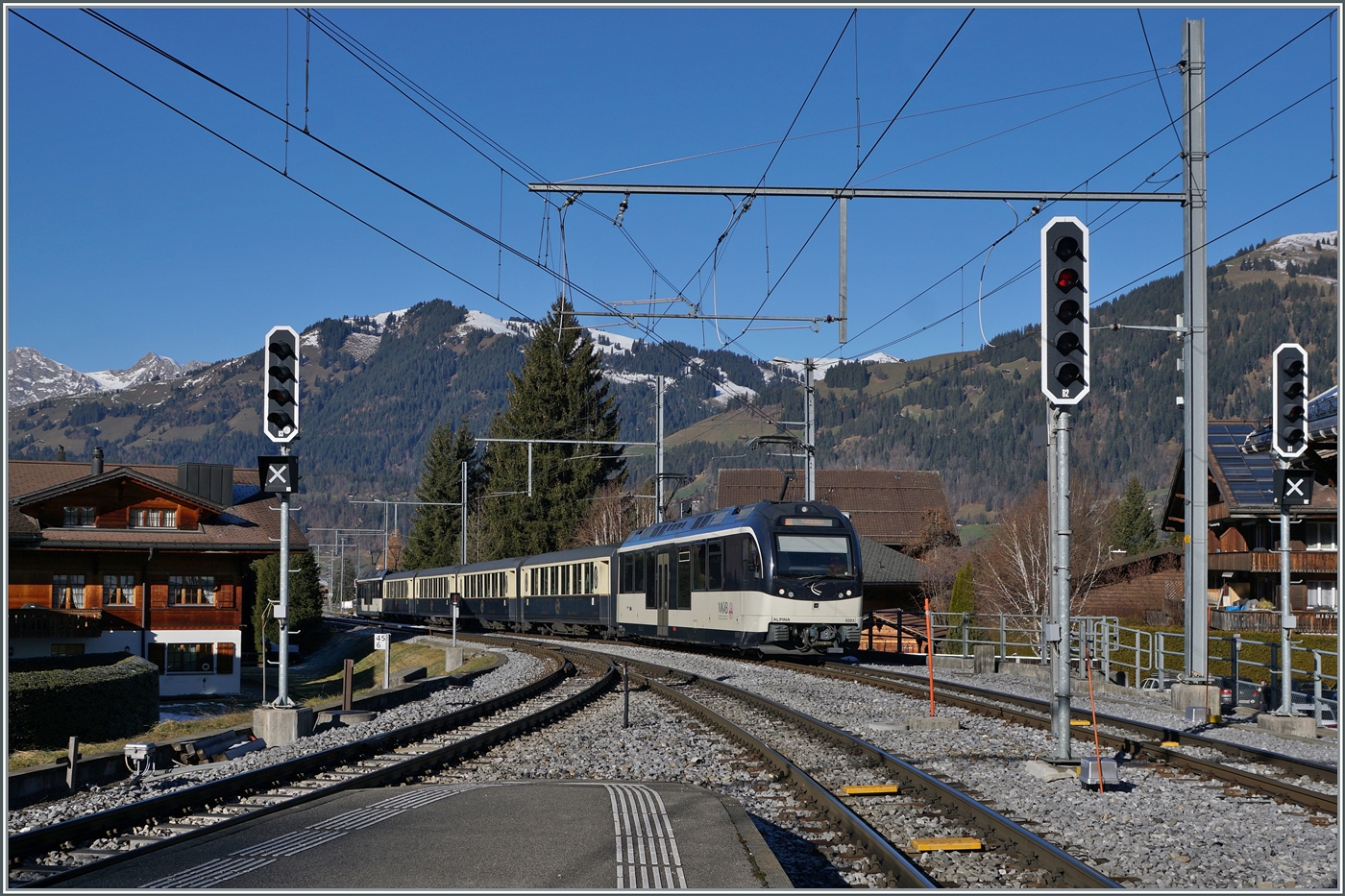 Zwei MOB Alpina Be 4/4 Serie 9000 erreichen mit ihrem GoldenPass Classic auf dem weg von Montreux nach Zweisimmen den Bahnhof von Gstaad. 

30. Nov. 2024